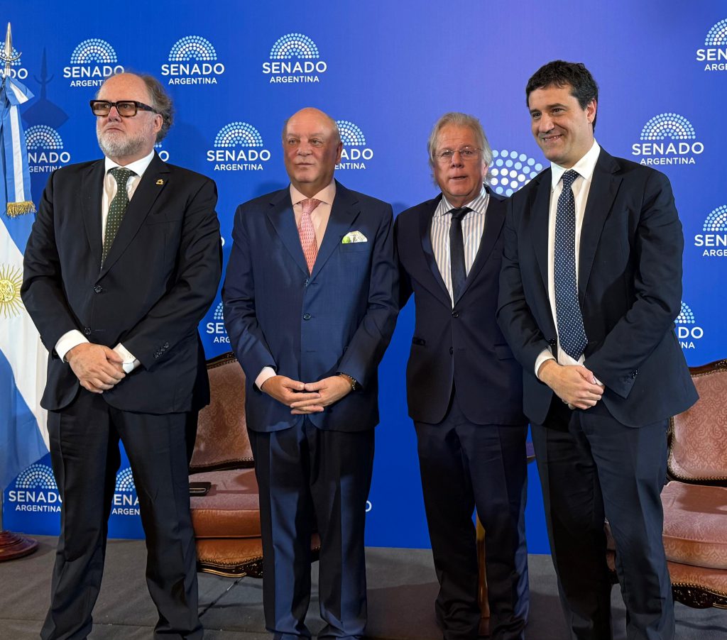 Germán Cabrales, Martín Cabrales y Marcos Cabrales junto a Maximiliano Abad.