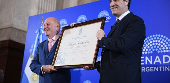 El senador Maximiliano Abad le entregó el reconocimiento a Martín Cabrales.