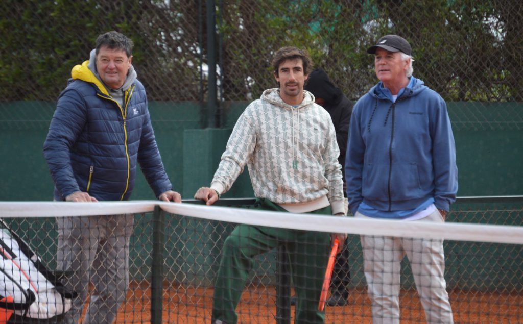 Los reconocidos entrenadores Fabián Blengino y Pablo Cuevas junto al director del torneo, Daniel Larreina.