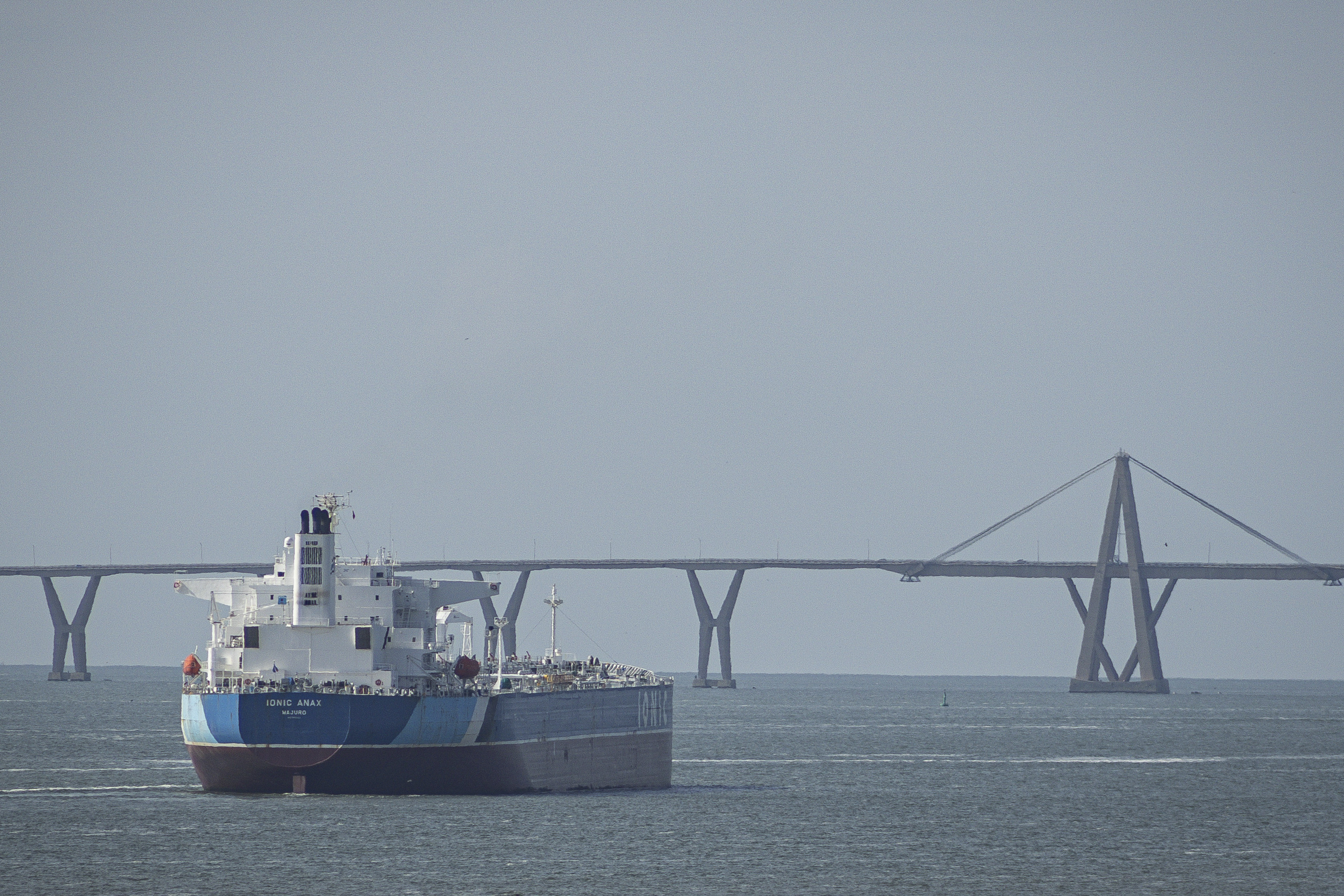 Un buque tanquero de petróleo navegando en Maracaibo (Venezuela). Foto: EFE | Henry Chirinos.