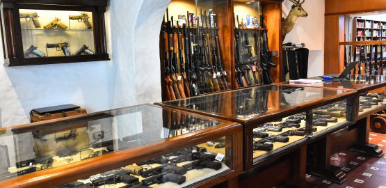 El salón de ventas de Universal Arms, una armería con 36 años de trayectoria en la ciudad.