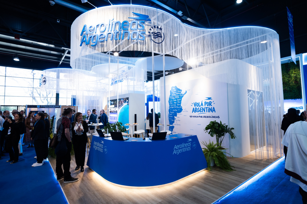 Stand de aerolíneas Argentinas en la FIT 2026, en La Rural.