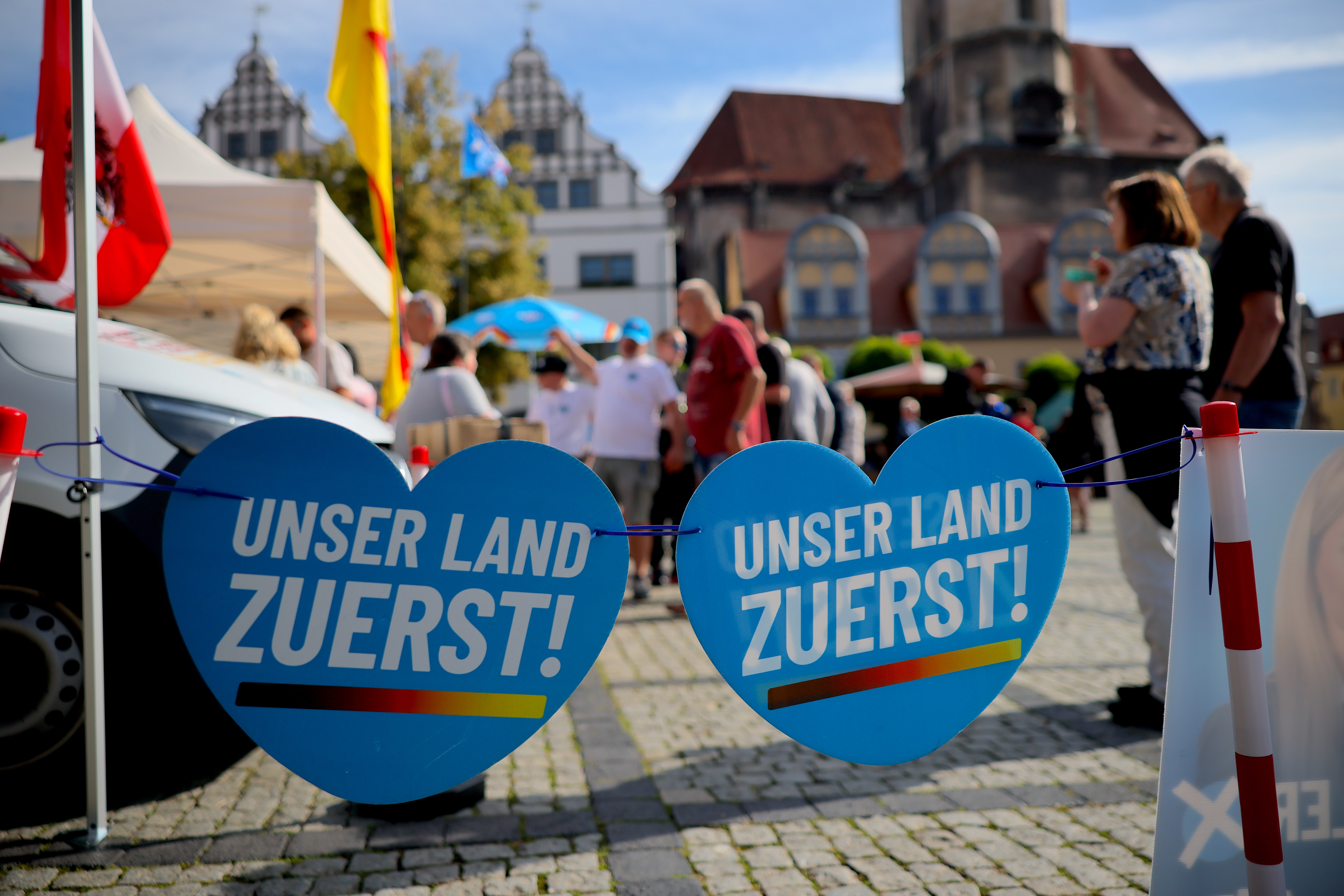 Simpatizantes de Alternativa para Alemania en campaña de cara a las elecciones estatales en Sajonia-Anhalt, en Naumburg. Foto: EFE | EPA | Hannibal Hanschke.