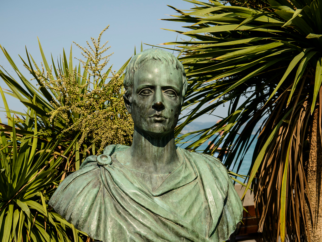 Busto en bronce de Cayo Valerio Catulo, ubicado en Sirmione, a la orilla del lago de Garda, en Italia.