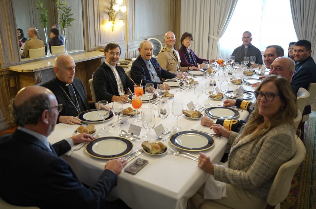 El cardenal español compartió un almuerzo de camaradería en el Gran Hotel Provincial.