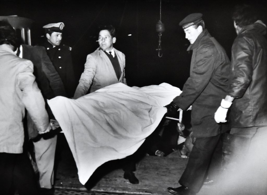 Desembarco de uno de los dos cuerpos que fueron hallados después del naufragio del pesquero marplatense.