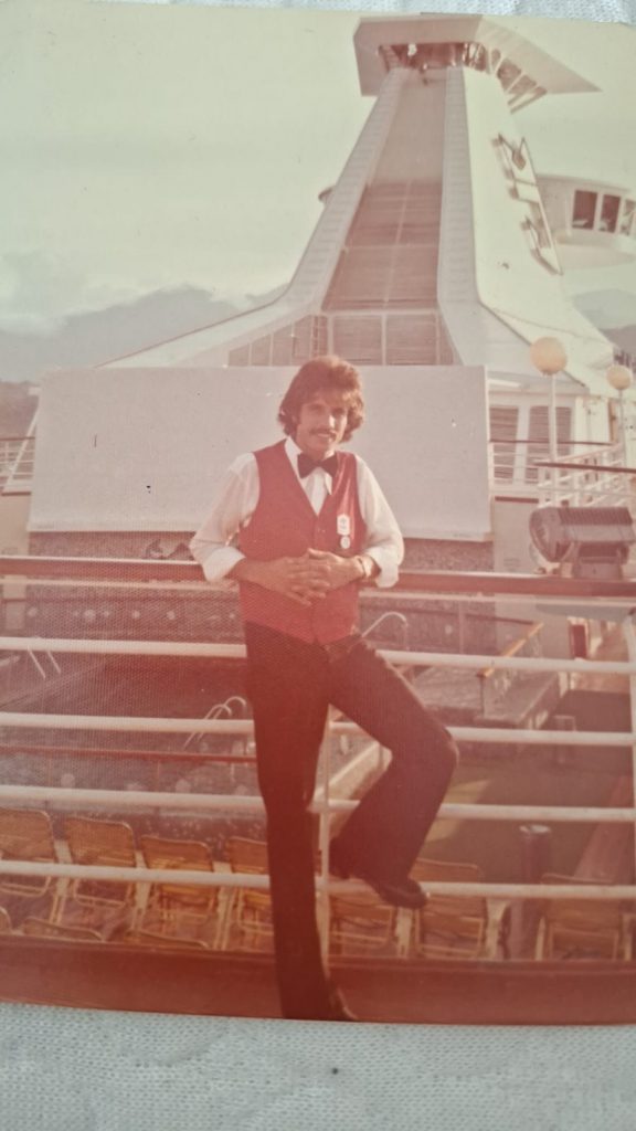 Como barman, trabajó en cruceros internacionales. En la foto, en Haití, a bordo del "Nordic Prince", de Norwegian Caribbean Lines.
