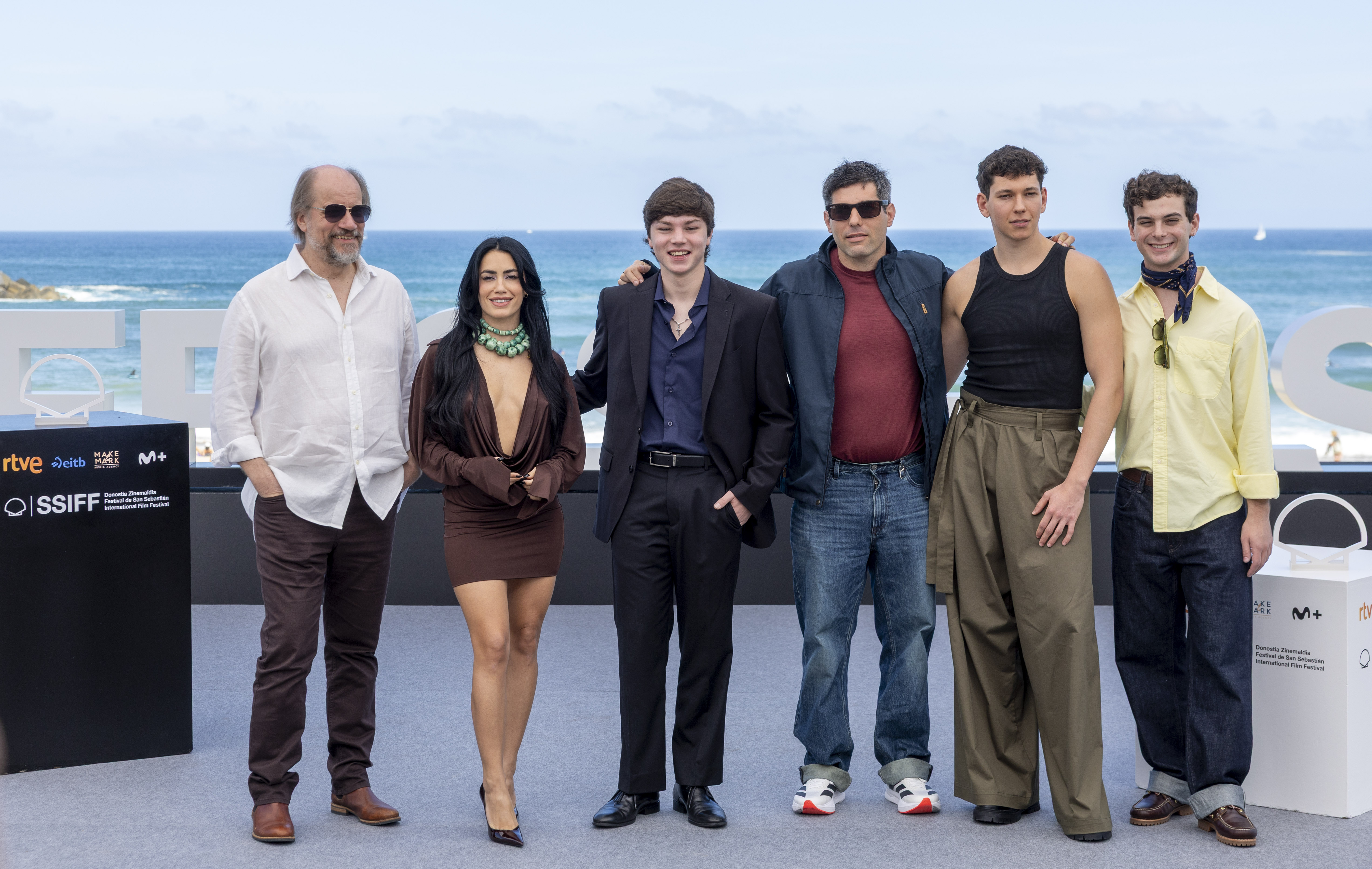 El director Benjamin Naishtat y los actores Marcelo Subiotto, Lali Espósito, Joaquín Bonadeo, José Barbeito y Franco Repetti posan en el Festival de Cine de San Sebastián. Foto: EFE | Javier Etxezarreta.