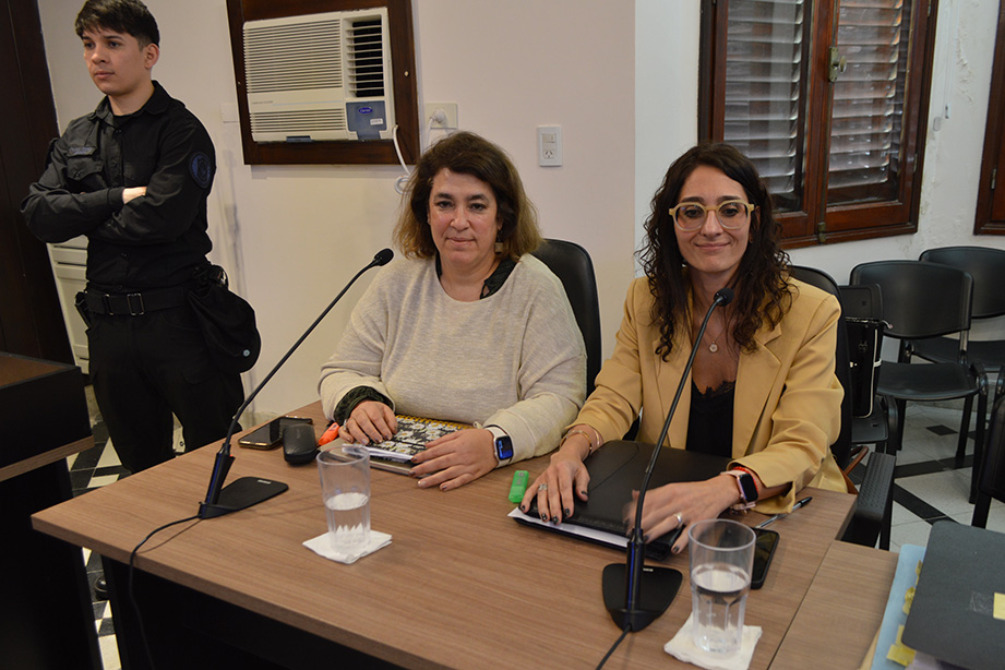 La fiscal federal Laura Mazzaferri y la auxiliar fiscal Diana Arias durante la audiencia de formalización del caso de trata de personas.