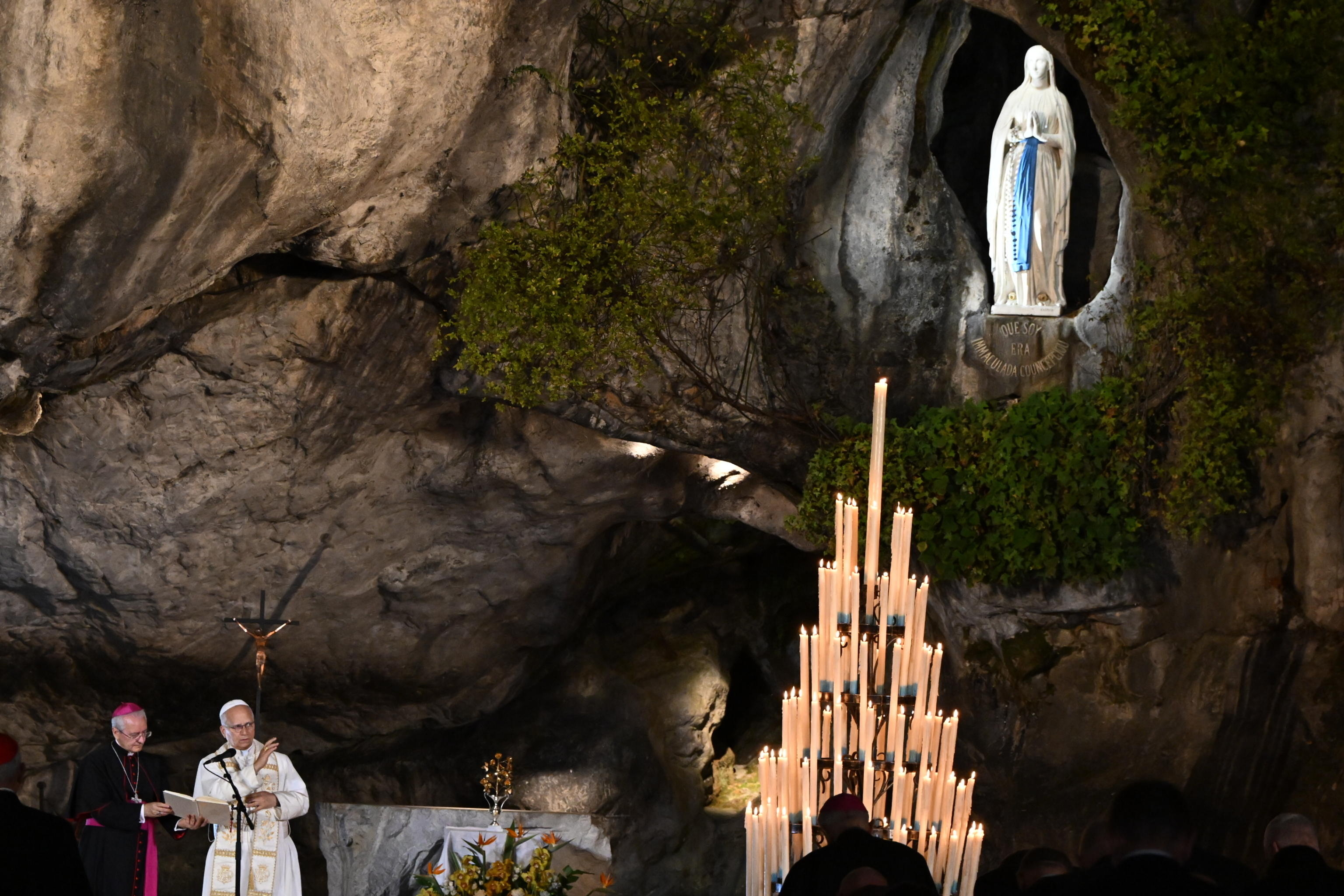 El papa León XIV rezando en la Gruta de las Apariciones de Massabielle, en Lourdes. Foto: EFE | EPA | Maurizio Brambatti.