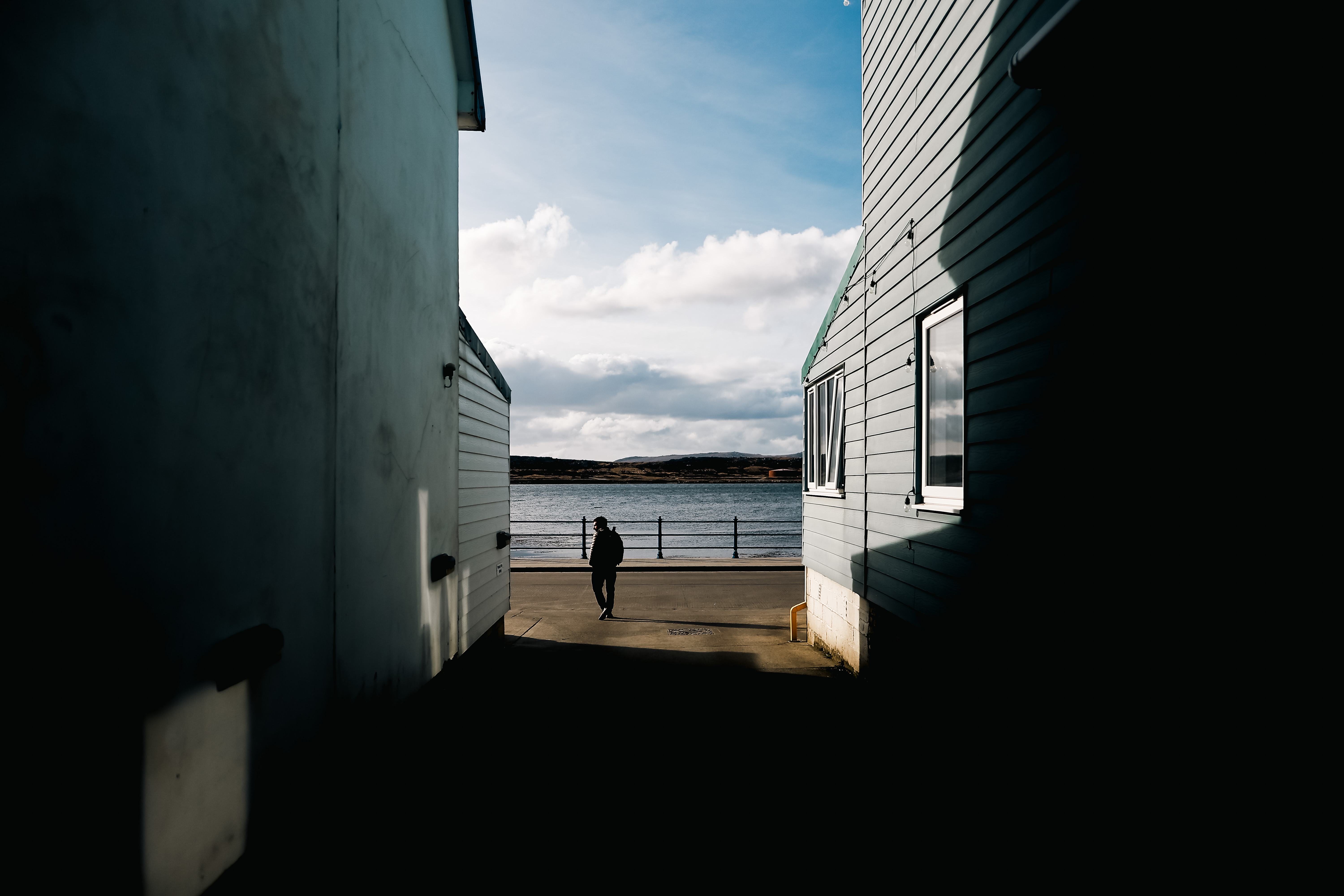 Una persona caminando en Puerto Argentino. Foto: EFE | Juan Ignacio Roncoroni.