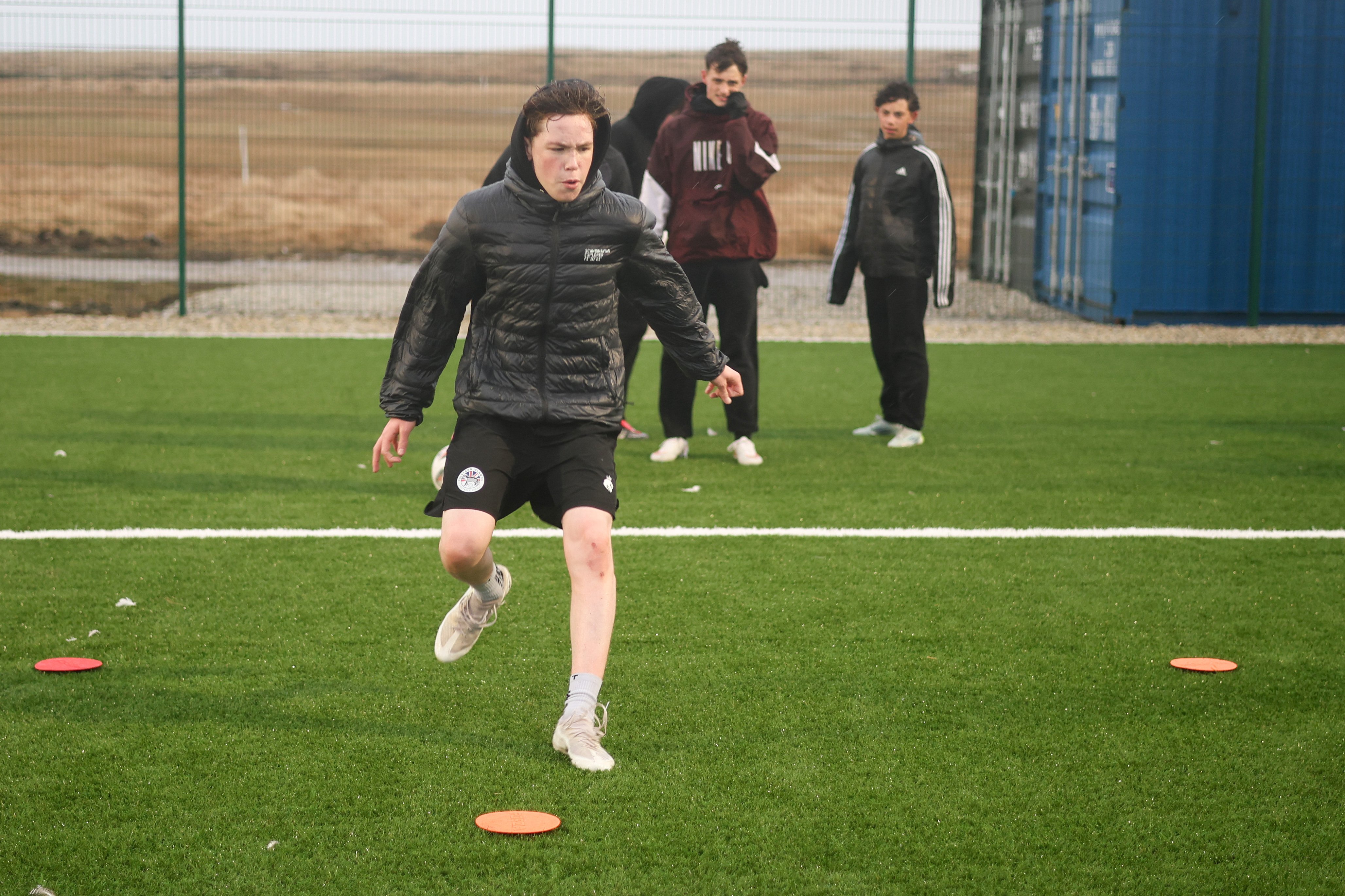 La falta de futbolistas y el aislamiento limitan la competencia del seleccionado isleño. Foto: EFE | Juan Ignacio Roncoroni.