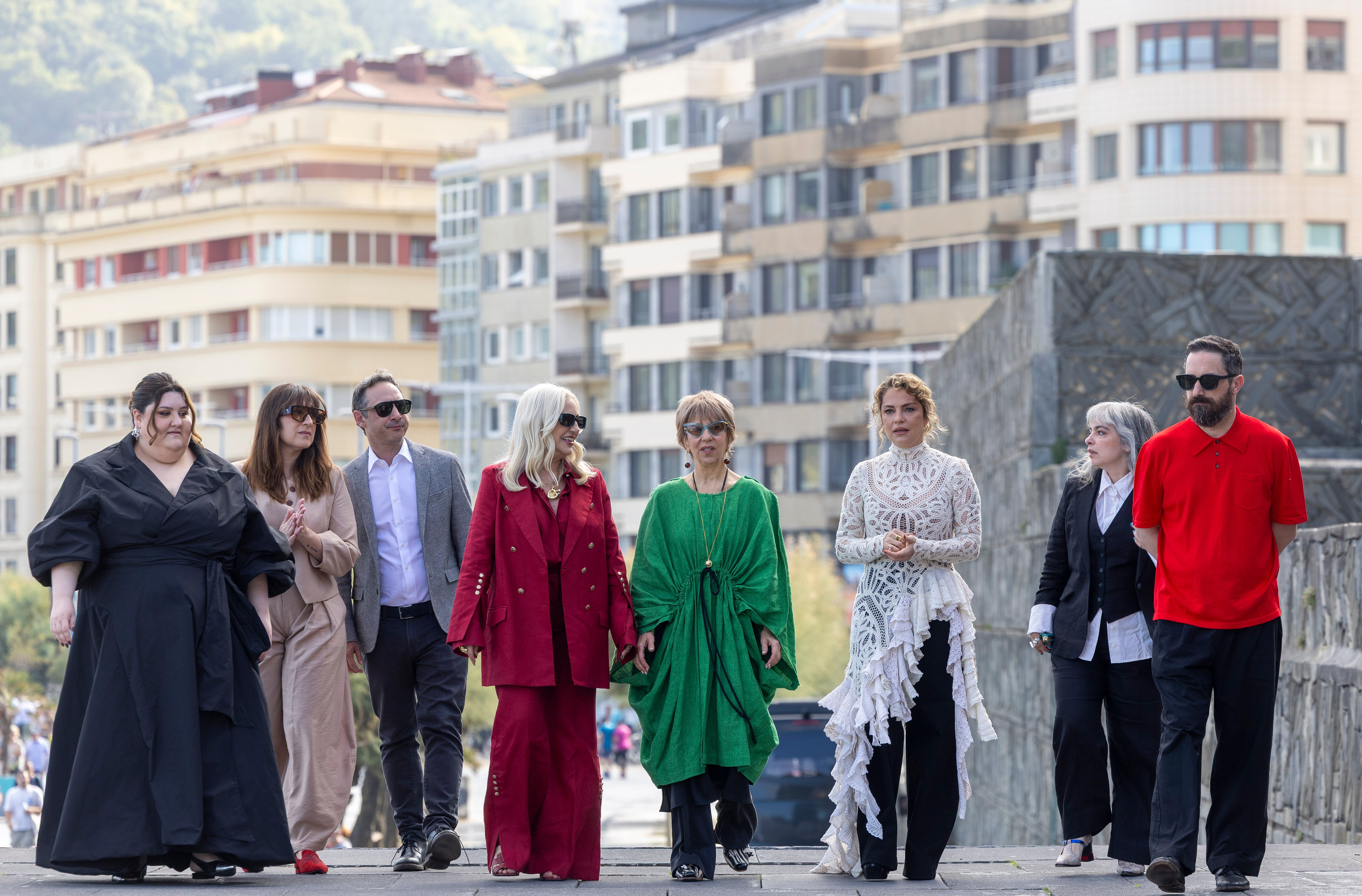 Pablo Larrain posa junto a Mariana Enriquez y las actrices Mercedes Morán, Dolores Fonzi, Carolina Álvarez y Alejandra Flechner en el Festival de Cine de San Sebastián, donde presentan su película de 'Mis muertos tristes'. Foto: EFE | Javier Etxezarreta.