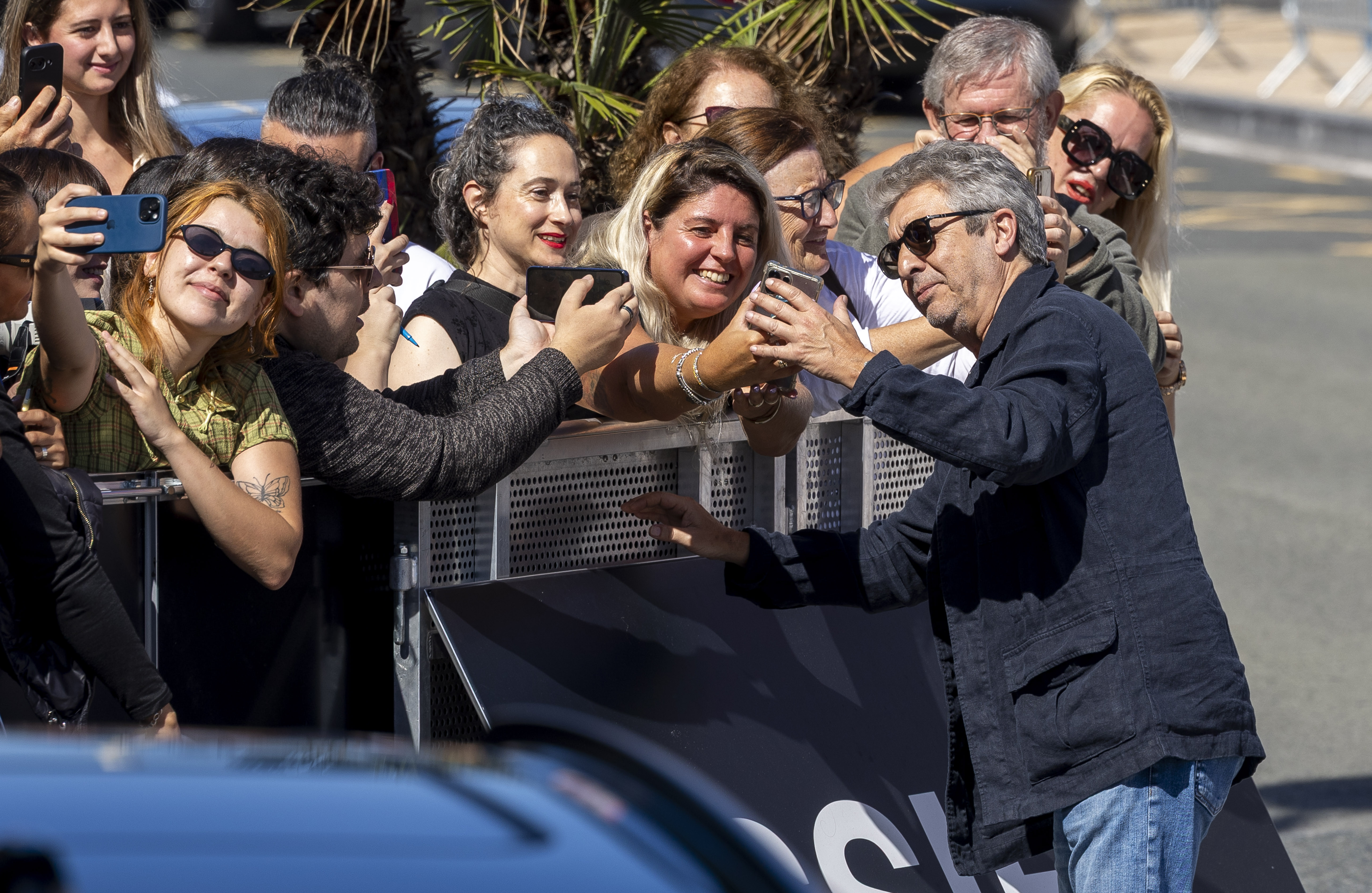 Ricardo Darín disfruta con el público a su llegada al Festival de Cine de San Sebastián. Foto: EFE | Javier Etxezarreta.