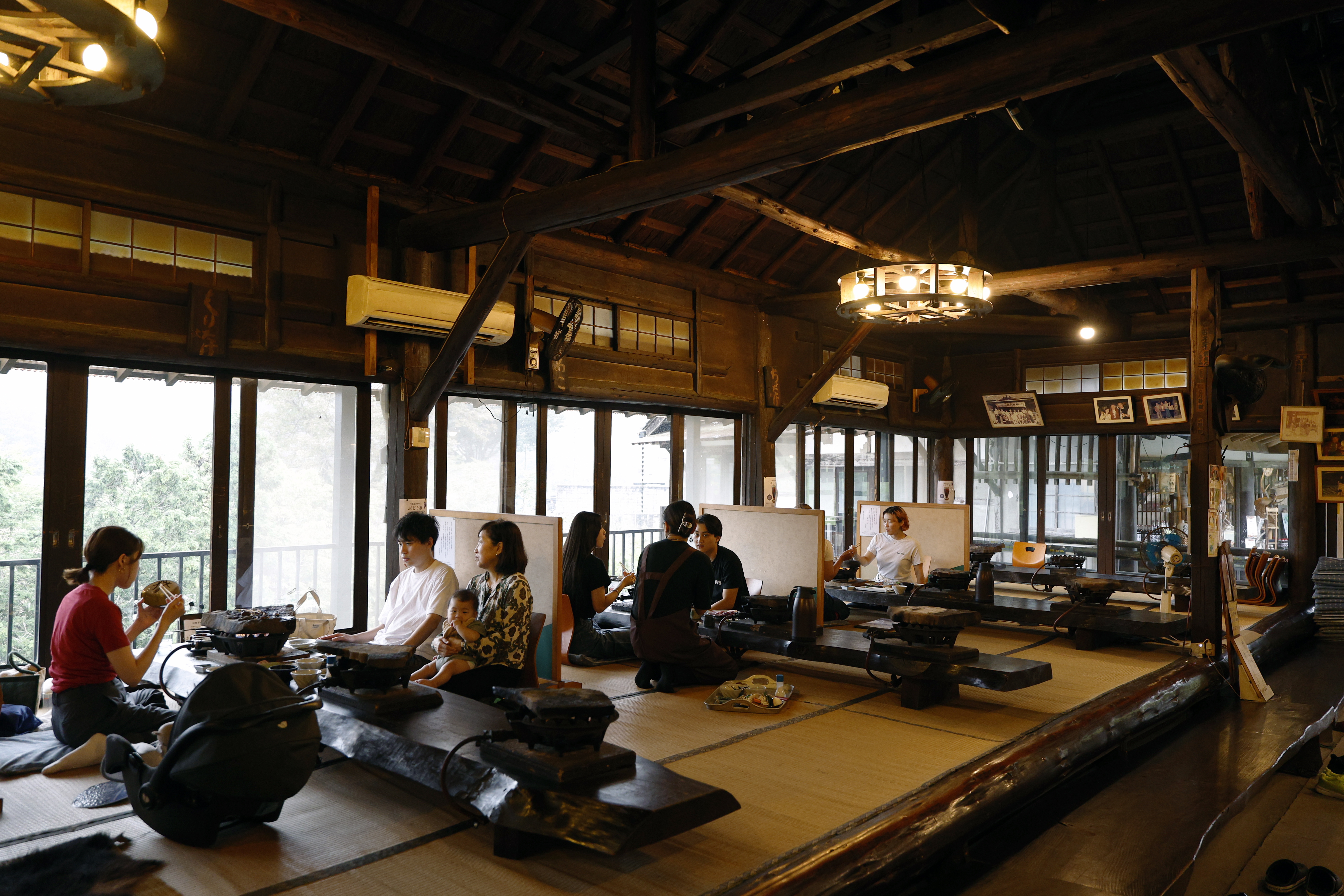 Clientes almuerzan en el restaurante Suzukaen, especializado en carne de caza, en Chichibu, prefectura de Saitama, al noreste de Tokio, Japón. Foto: EFE | EPA | Franck Robichon.