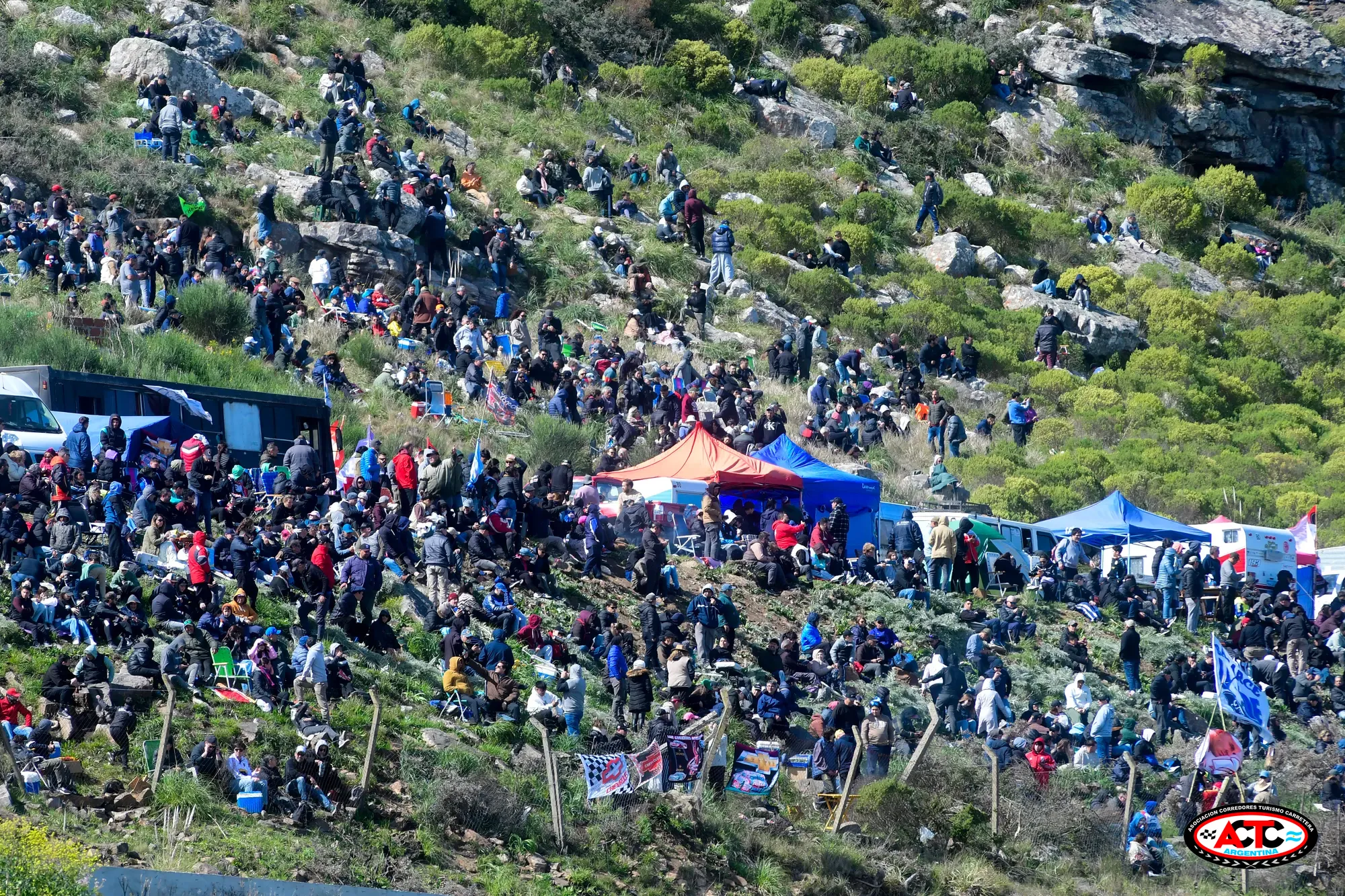 Foto: www.actc.org.ar El público respaldó con su presencia masiva la reapertura del trazado ubicado al pie de la sierra La Barrosa.