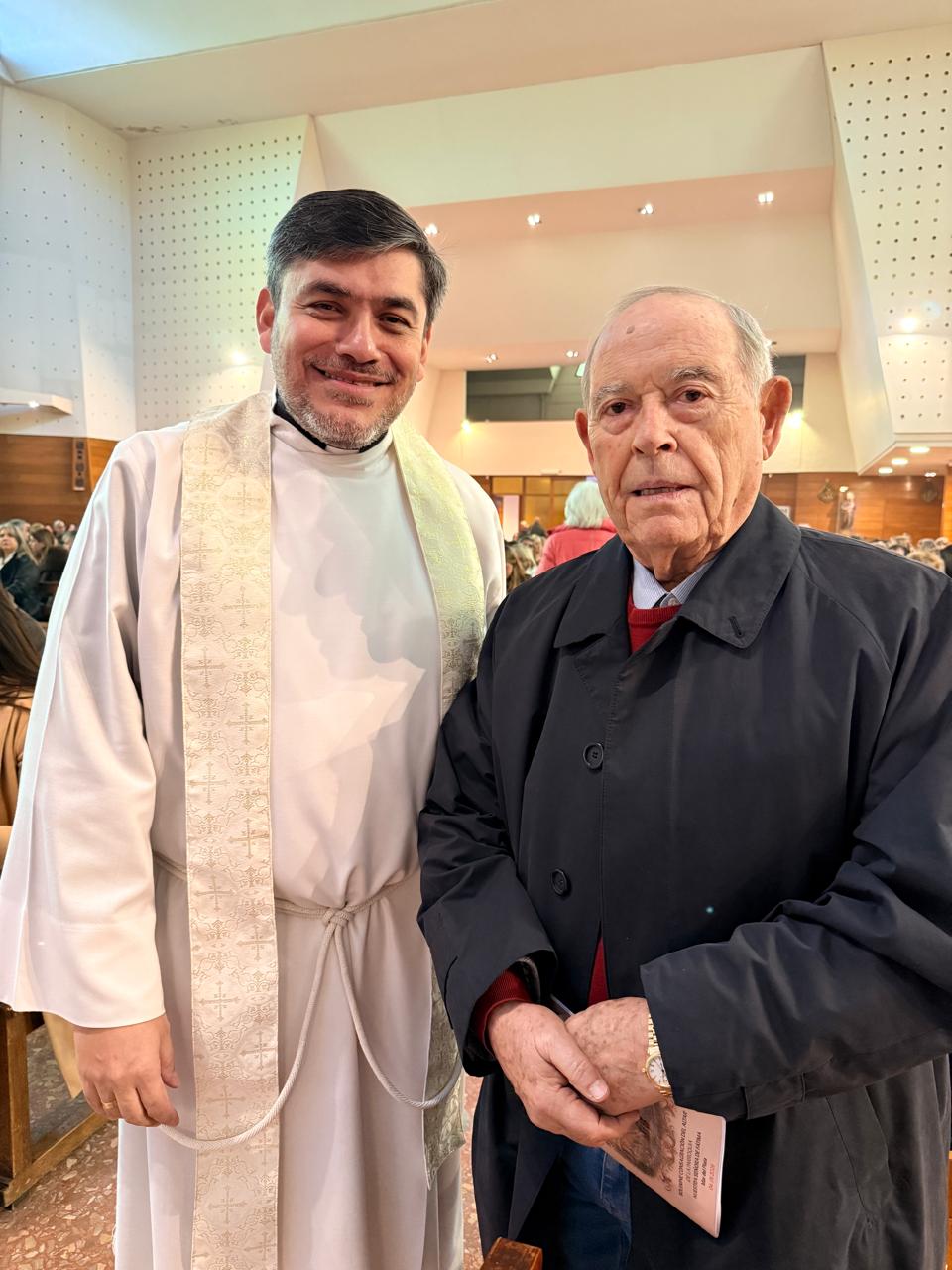 El párroco fray Patricio Parmo junto a Florencio Aldrey.