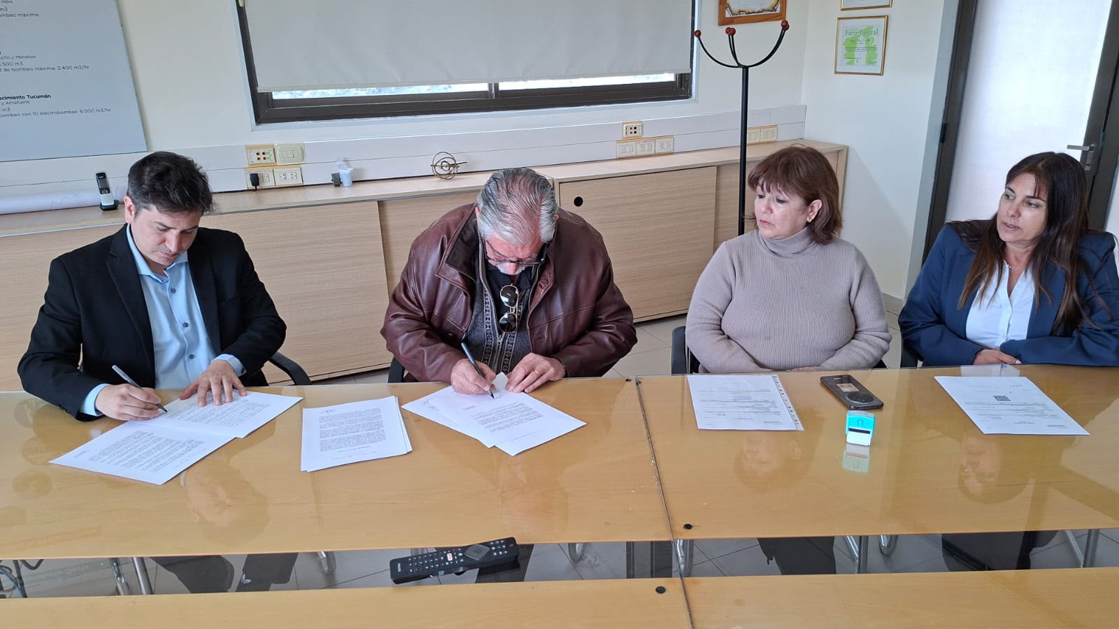 Las autoridades de OSSE firmaron la adenda para la continuidad de la obra del Acueducto Oeste con la firma adjudicataria.