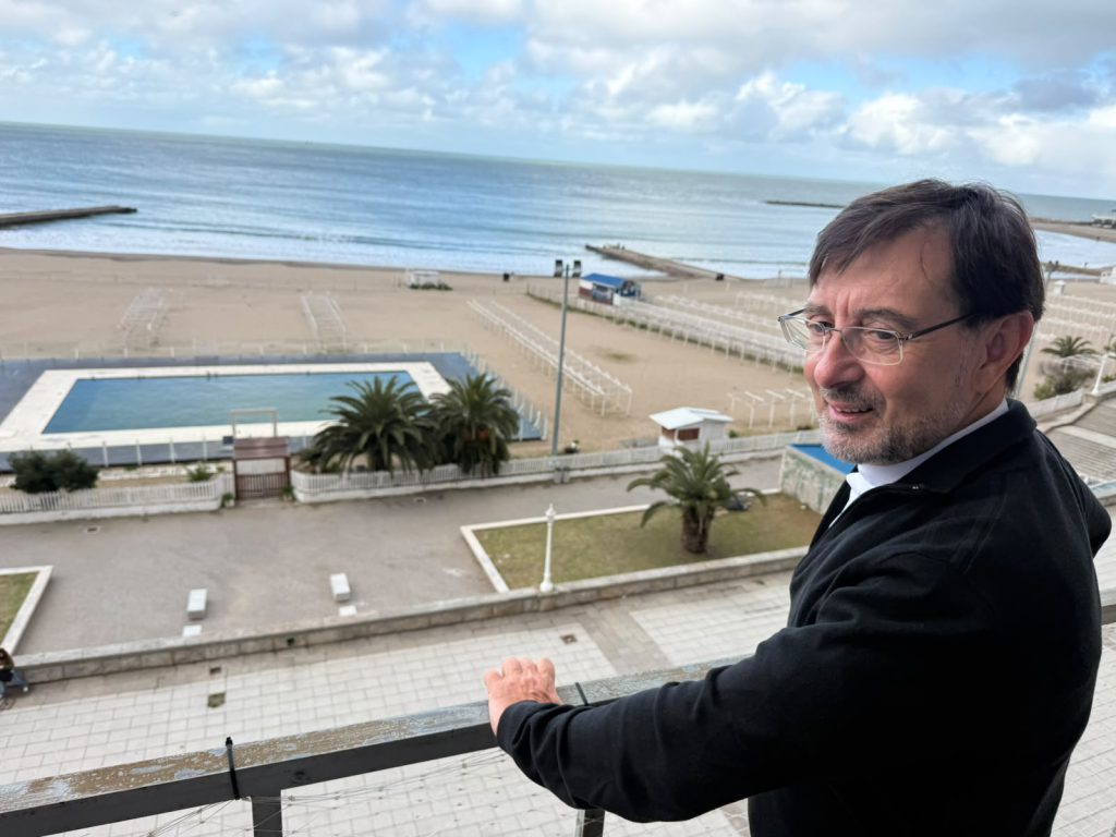 José Cobo Cano disfruta de una vista panorámica de Mar del Plata. El cardenal quedó impresionado con la ciudad en los primeros minutos de su visita.