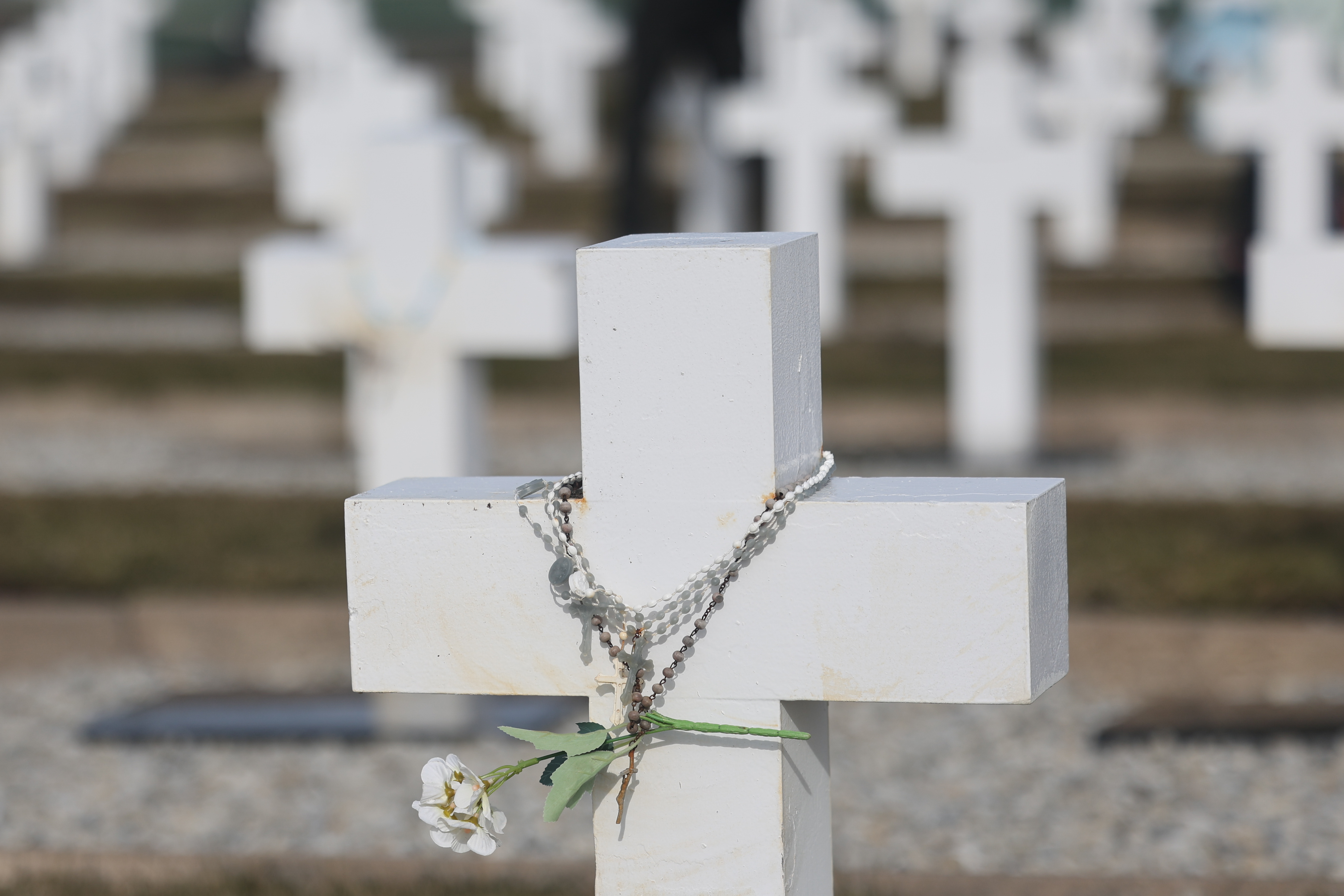 La cruz de una de las tumbas de los soldados argentinos en el Cementerio Militar Argentino, en Darwin, Islas Malvinas. Foto: EFE | Juan Ignacio Roncoroni.