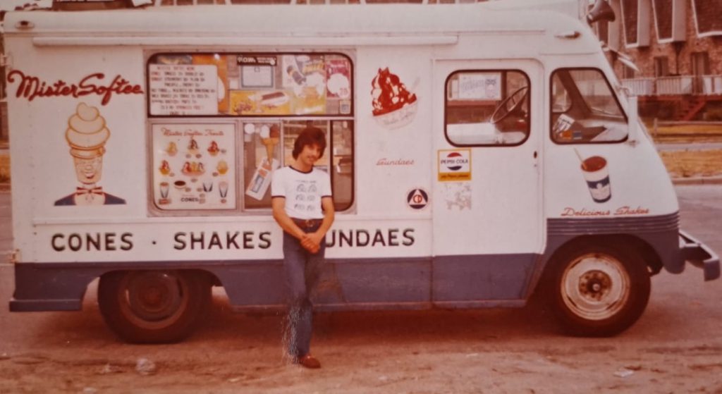 Década del '70. Mangeri con el camión que empleaba para vender helados en Nueva York.