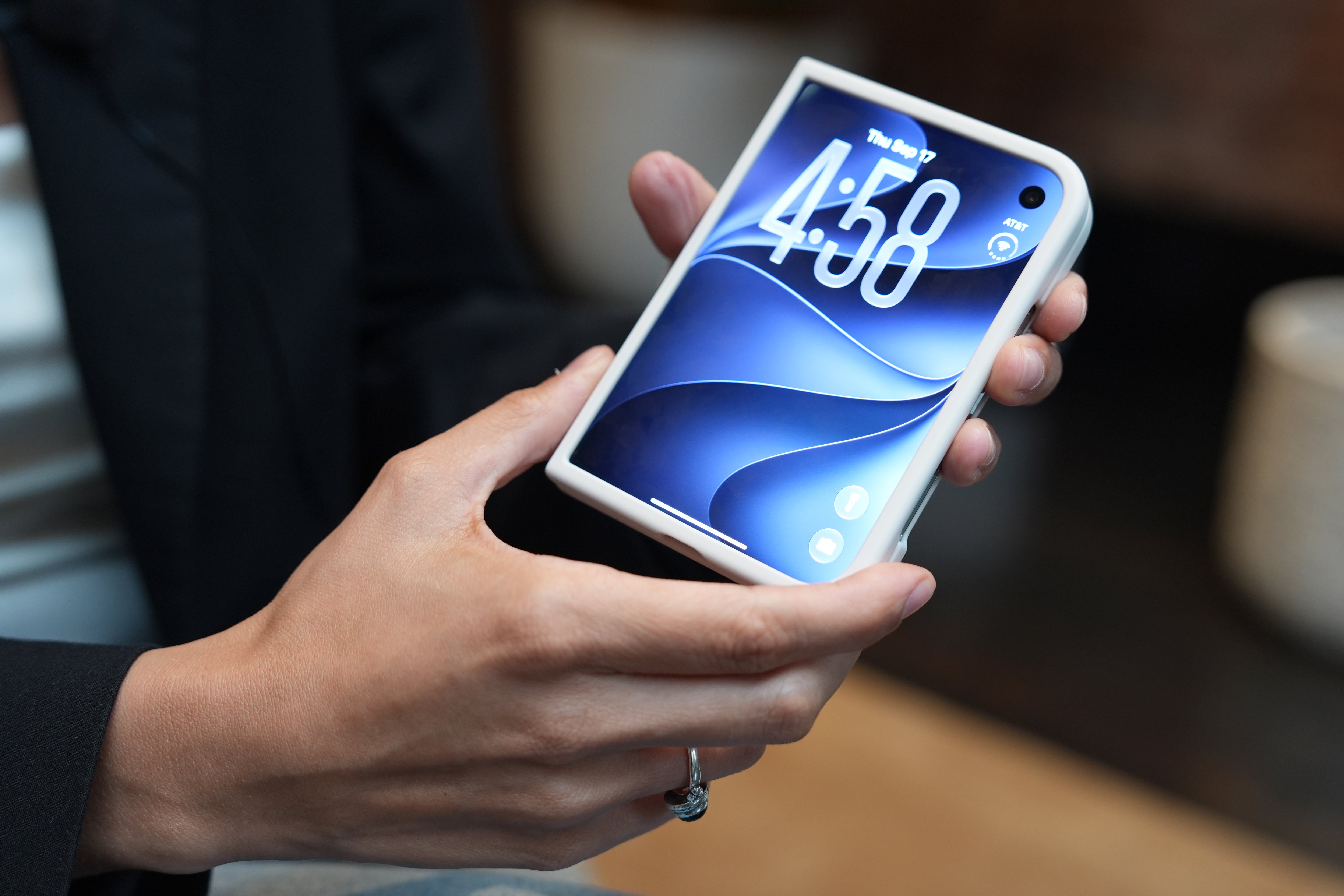 Apple entra al mercado de los dispositivos plegables con un equipo que combina una pantalla exterior de 5,4 pulgadas con otra interior de 7,6 pulgadas. Foto: EFE | Angel Colmenares.