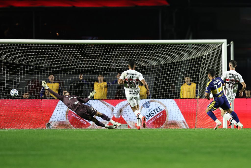 AME7851. SAO PAULO (BRASIL), 15/09/2026.- Leandro Lozano (2-d) de Boca Juniors anota un gol este martes, en un partido por los cuartos de final de la Copa Sudamericana entre Sao Paulo y Boca Juniors en el estadio Morumbi en Sao Paulo (Brasil). EFE/ Isaac Fontana