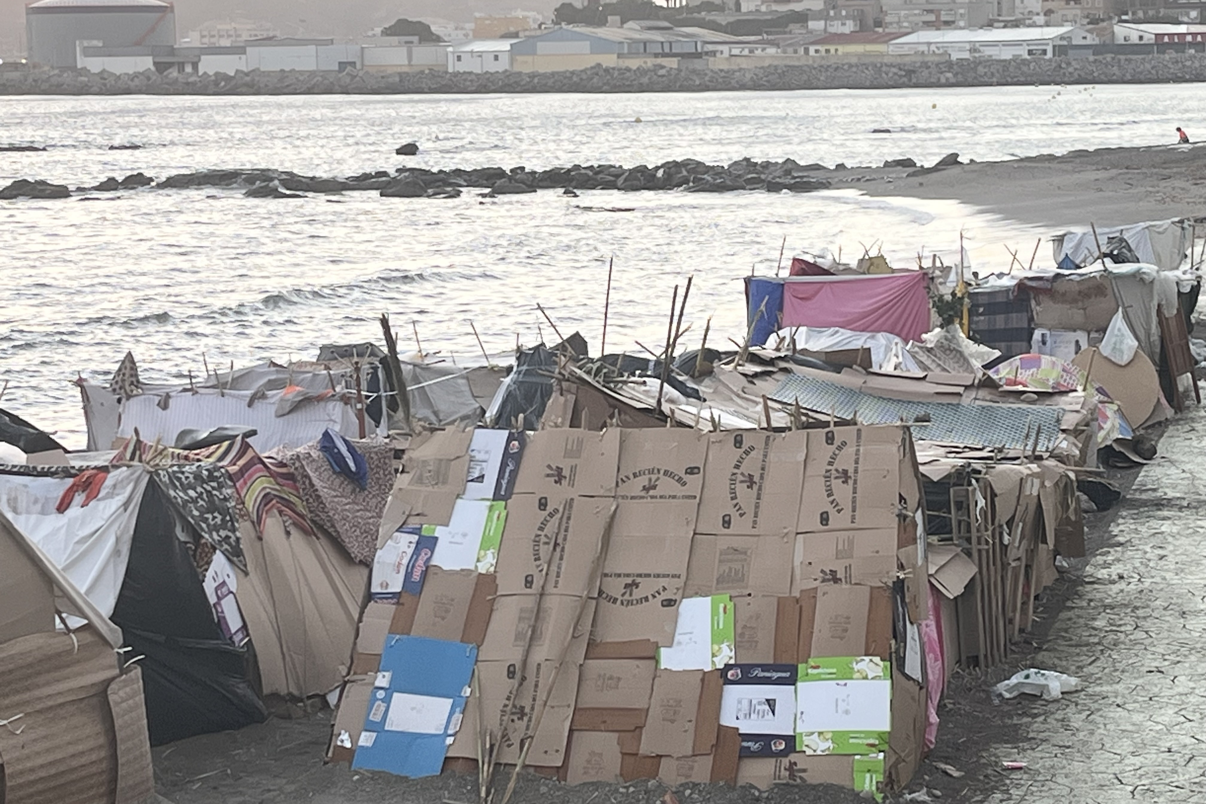 Nuevo asentamiento de migrantes en la playa de Benítez de Ceuta. Foto: EFE | Reduan.