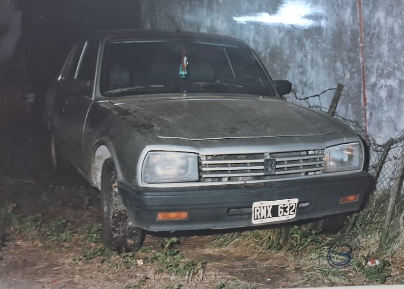 Automóvil Peugeot 504 de Héctor Rubí González.