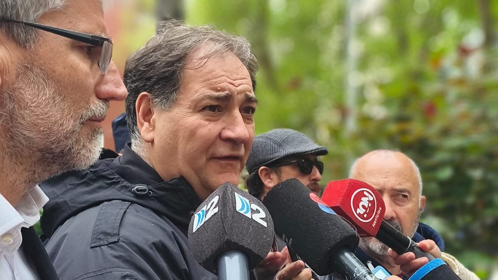El ministro de Seguridad bonaerense, Javier Alonso, dialogó con la prensa en la Jefatura Departamental.