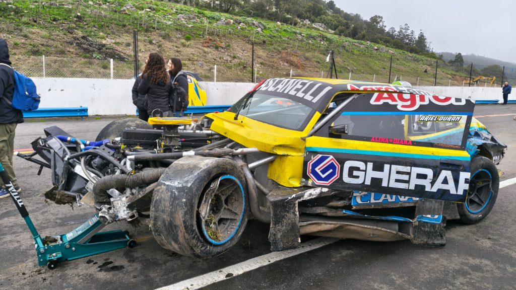 Foto: Daniel Erreguerena/Prensa TSC. Así quedó el auto de Ariel Durán tras el fuerte golpe. El piloto está fuera de peligro.