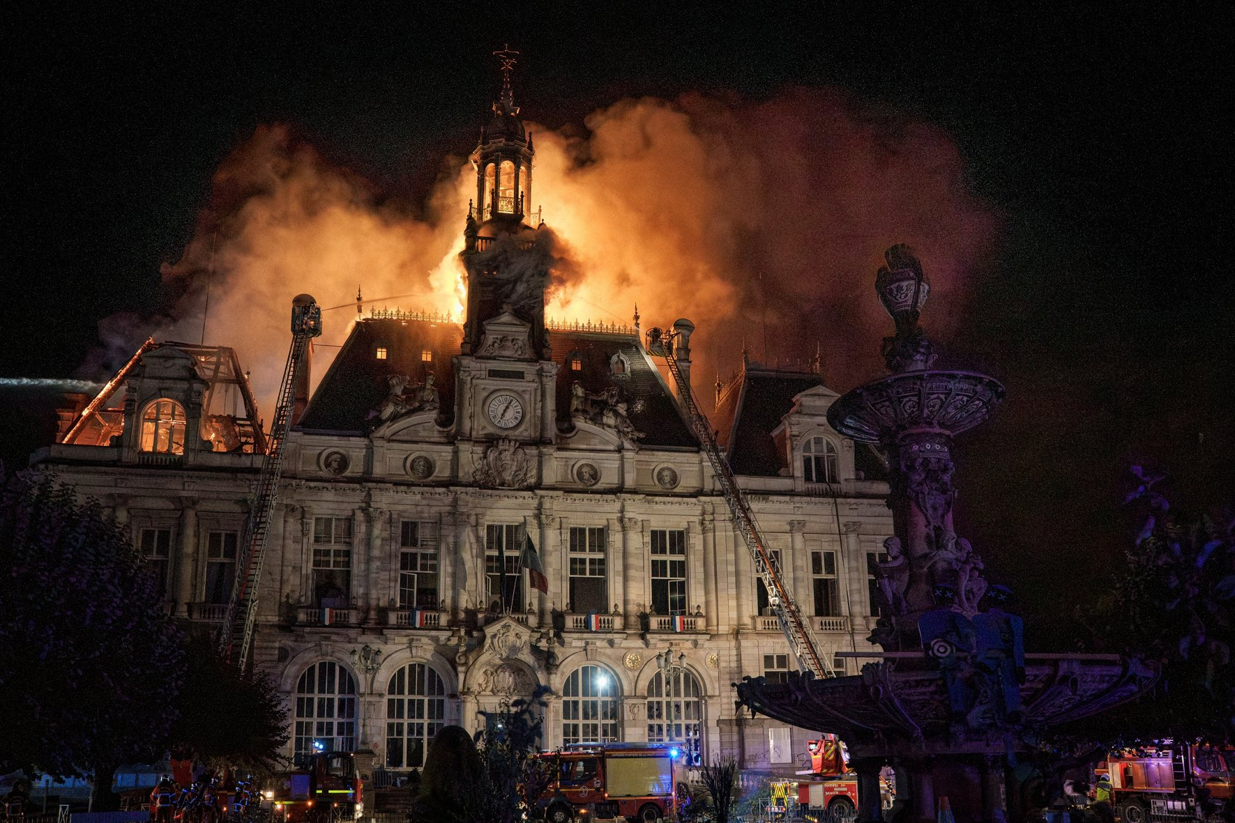 El Ayuntamiento de Limoges, un edificio declarado monumento histórico y construido en el último cuarto del siglo XIX, quedó prácticamente destruido por un incendio provocado durante un ataque de manifestantes que participaban en la jornada de protestas sociales en Francia. Foto: EFE.