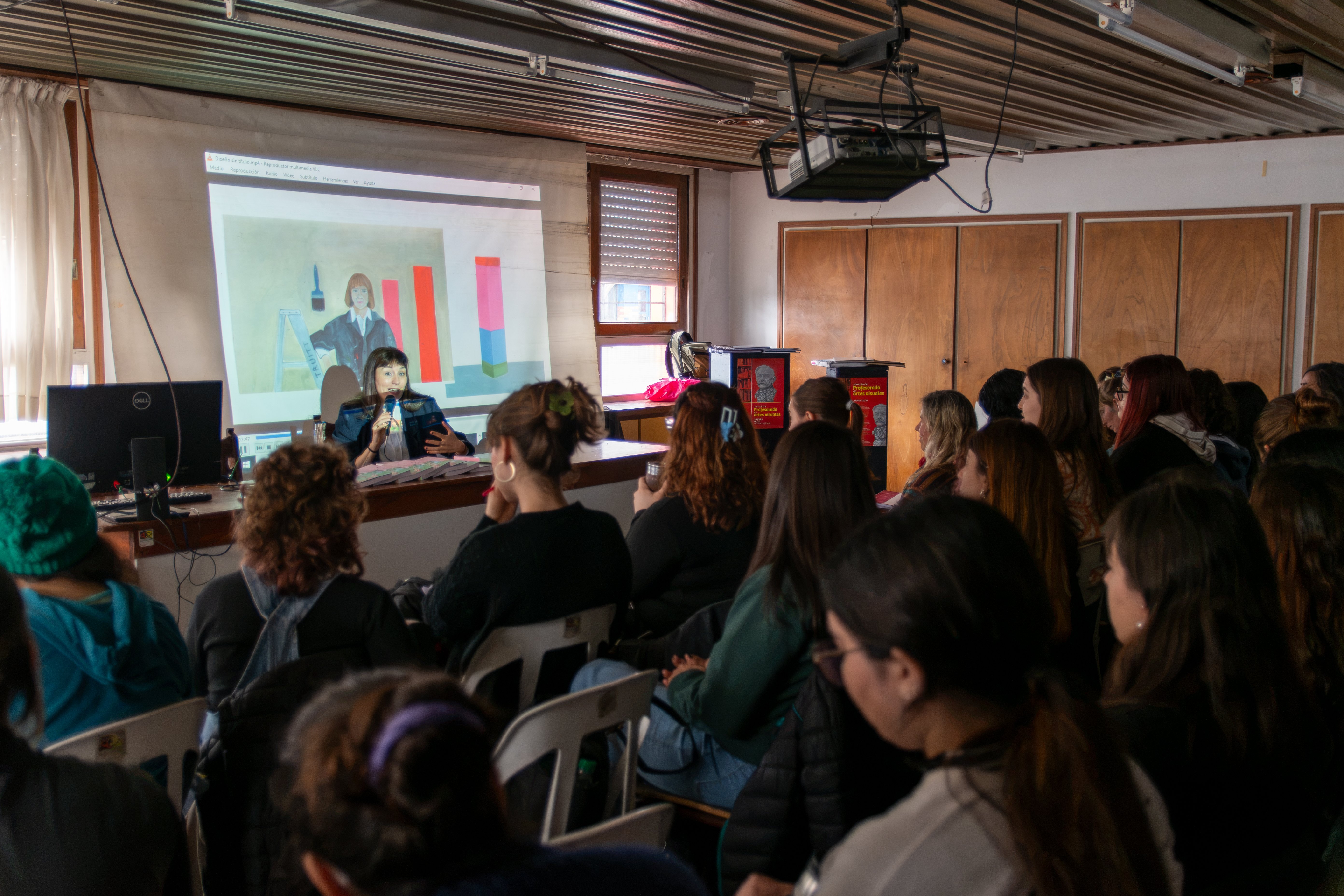 La charla tuvo un auditorio de mayoría femenina en el marco de la Jornada del profesorado de Artes Visuales (Foto Belén Dugo).