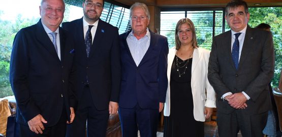 Martín Cabrales, Adrián Barbón, presidente del Principado de Asturias; Marcos Cabrales; Gimena Llamedo González, vicepresidenta del Principado de Asturias; y Joaquín María de Arístegui Laborde, embajador de España en la Argentina.