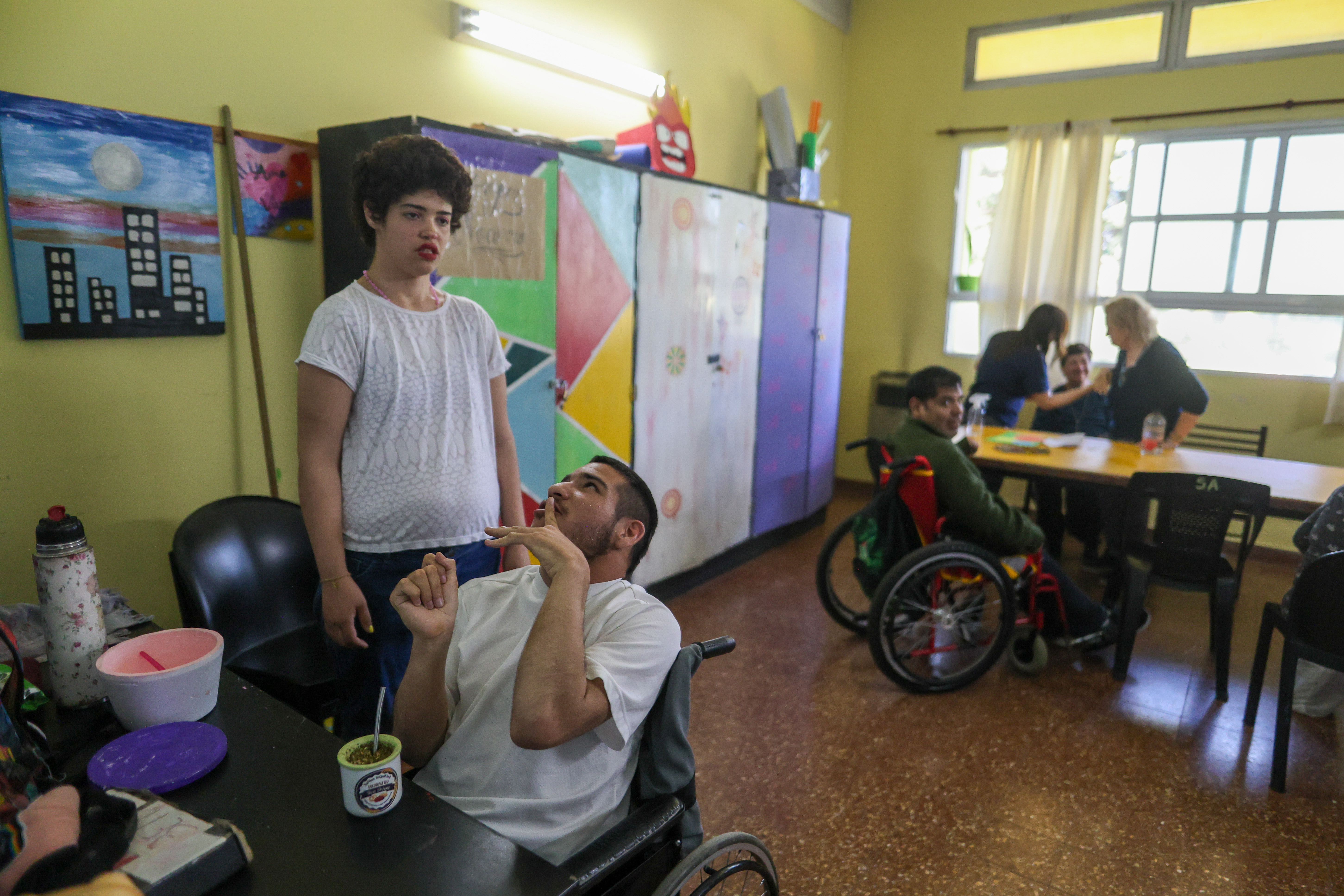 Un grupo de pacientes en uno de los salones del centro residencial Pequeño Cottolengo Don Orione. Foto: EFE | Juan Ignacio Roncoroni.