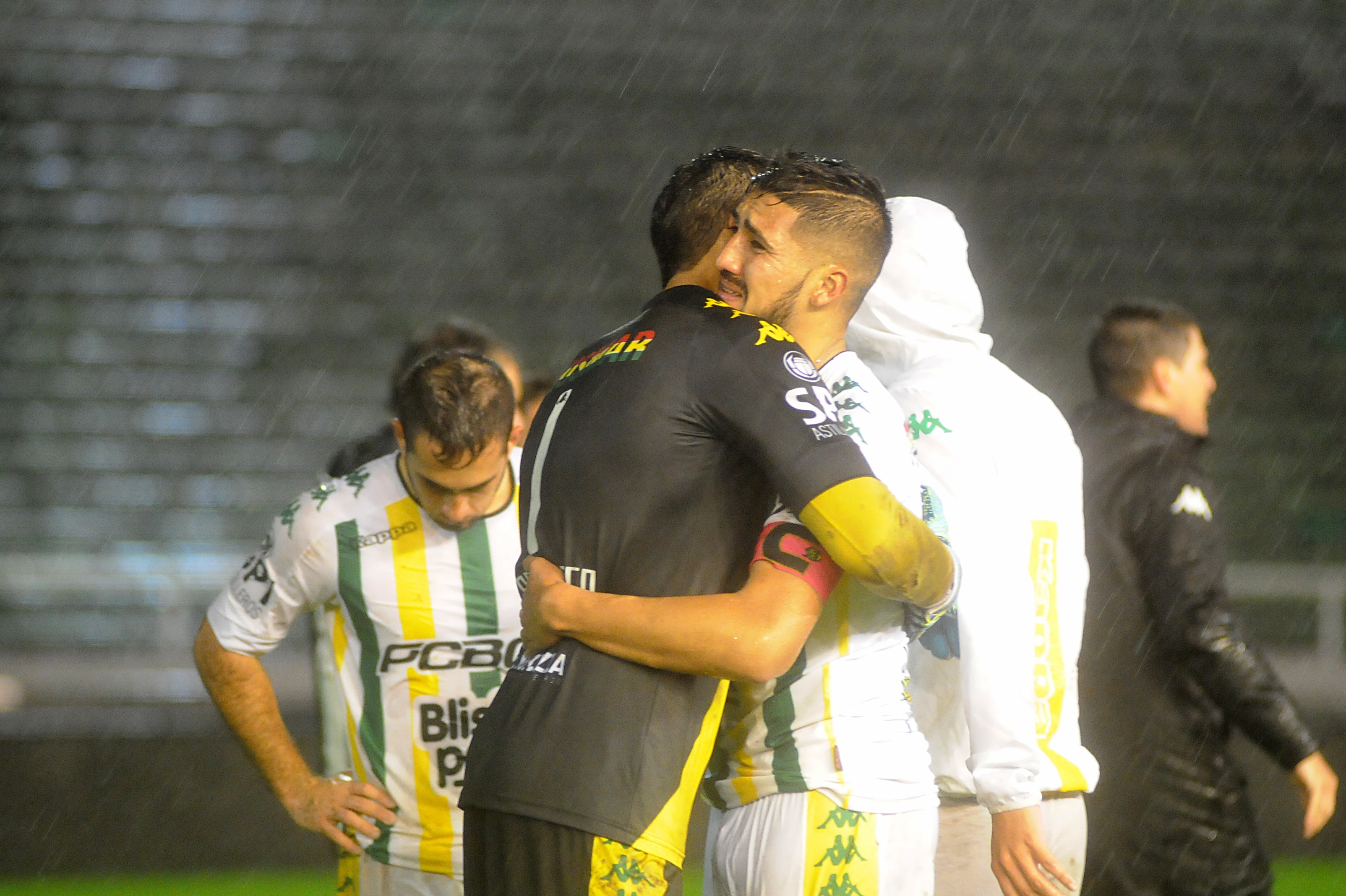 Abrazo de Galván y Campodónico, referentes de aquella etapa.