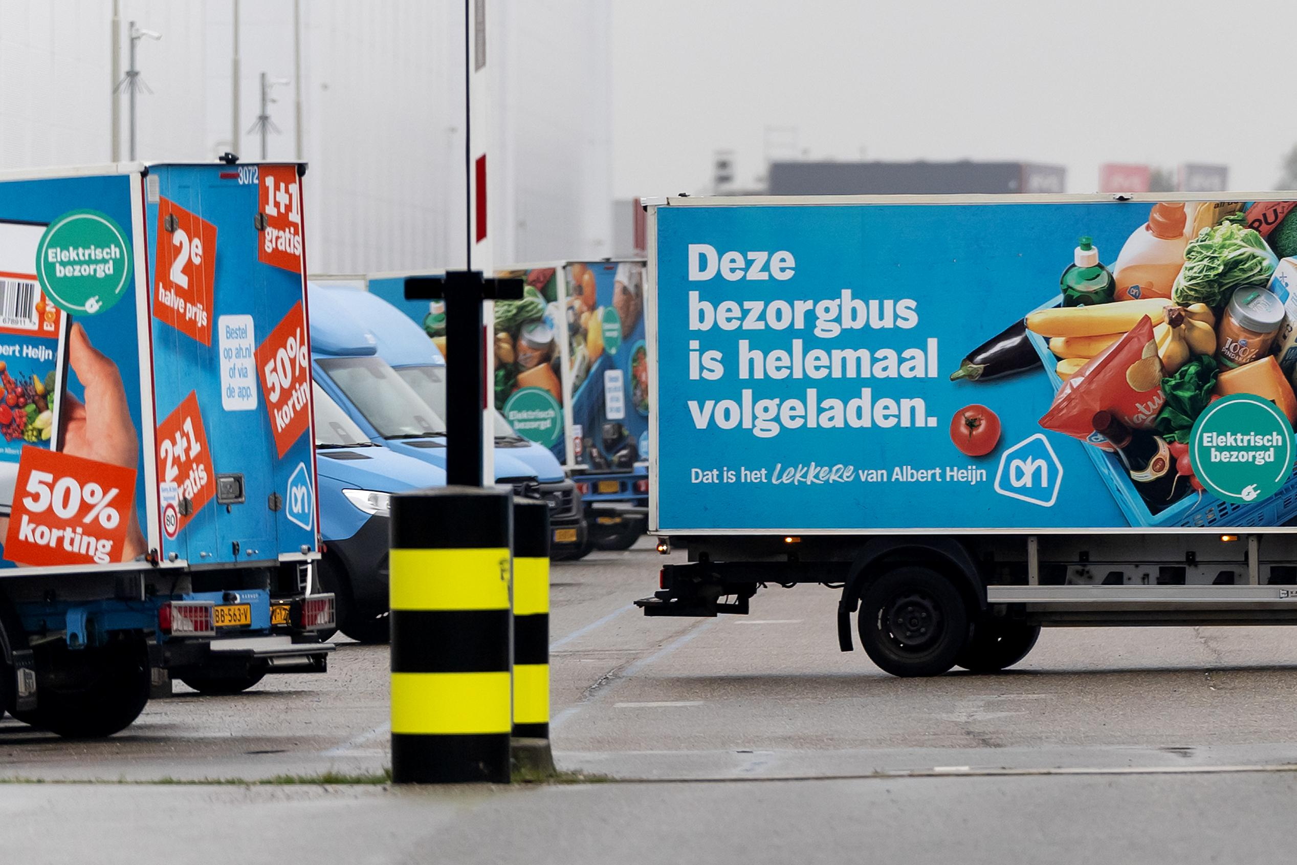 Camionetas de reparto en un centro de distribución de Albert Heijn en Ámsterdam, Países Bajos. Foto: EFE | EPA | Ramon Van Flymen.