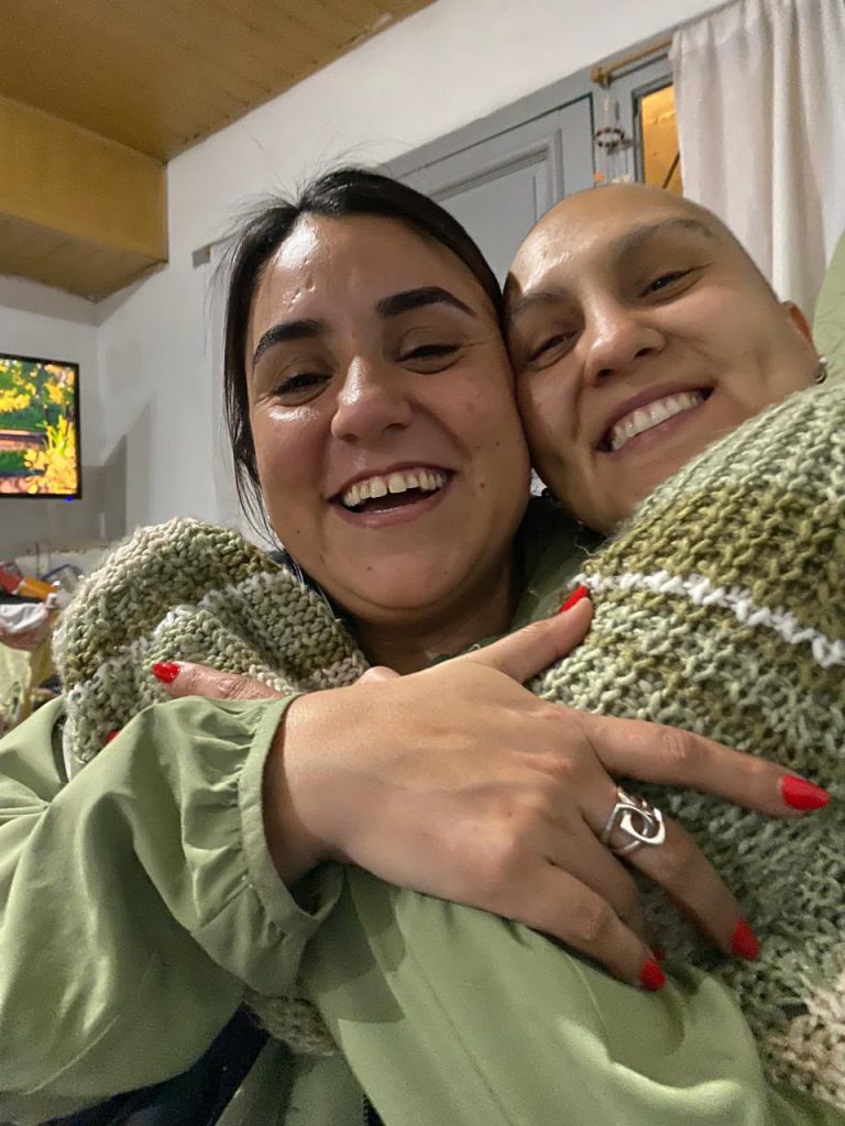 La concejal Solange Flores, junto a su hermana Micaela.
