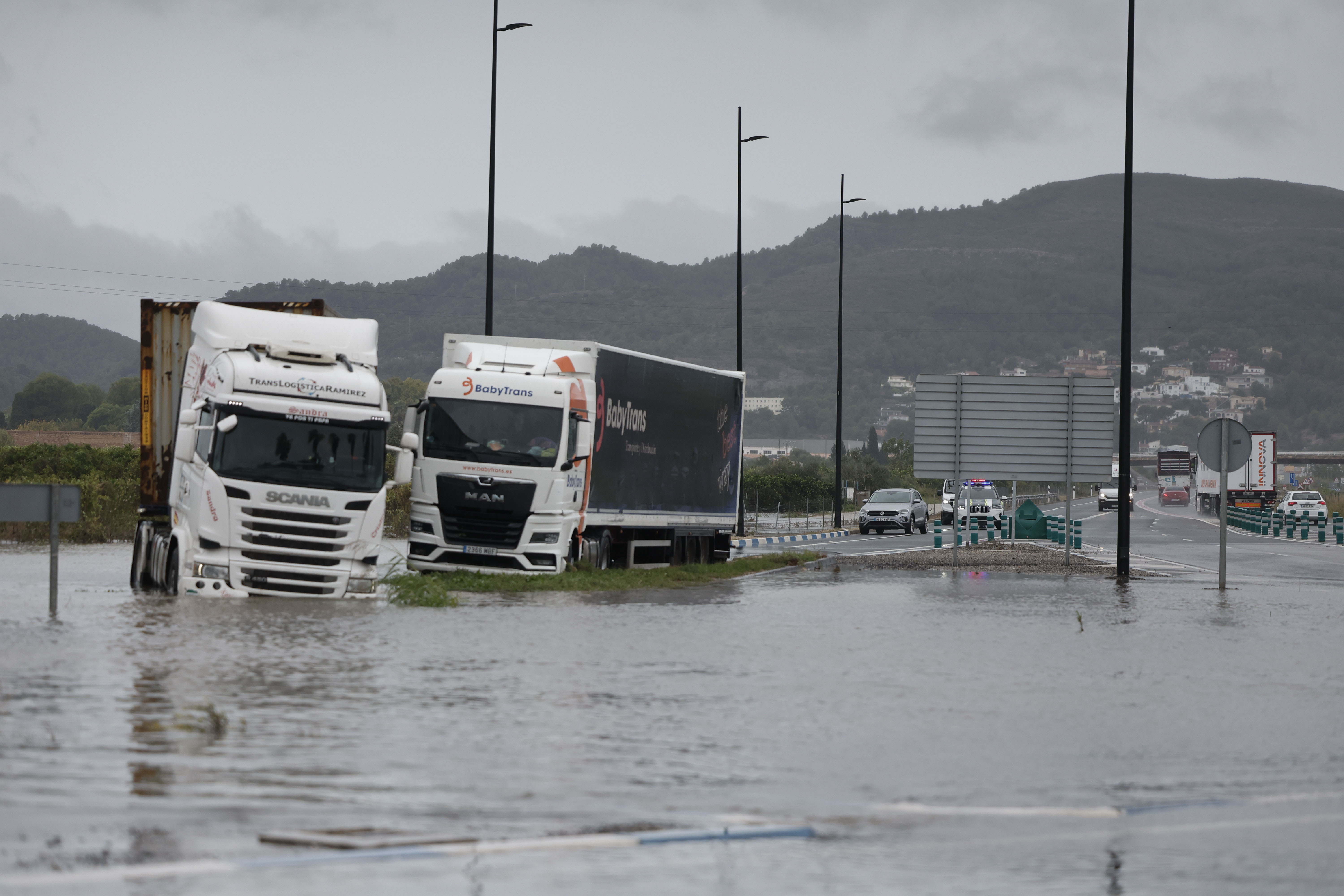 Varios camiones atrapados en una zona inundada en la N332, a las afueras de Gandía.Foto: EFE | Manuel Bruque.