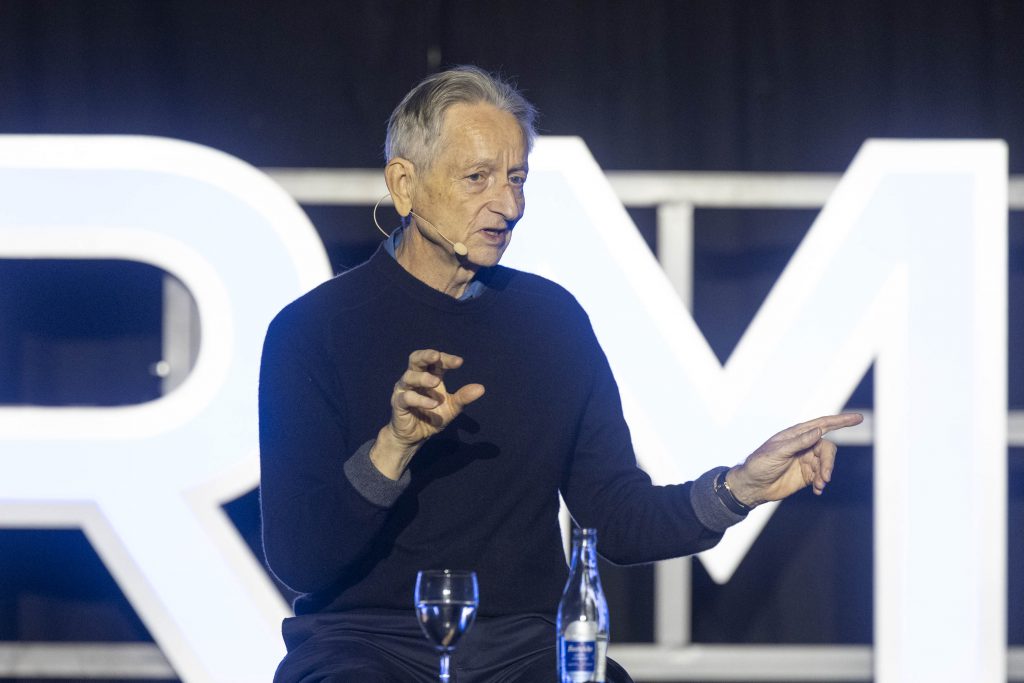 Geoffrey Hinton: Los humanos no entenderemos todo lo que comprenda la IA thumbnail