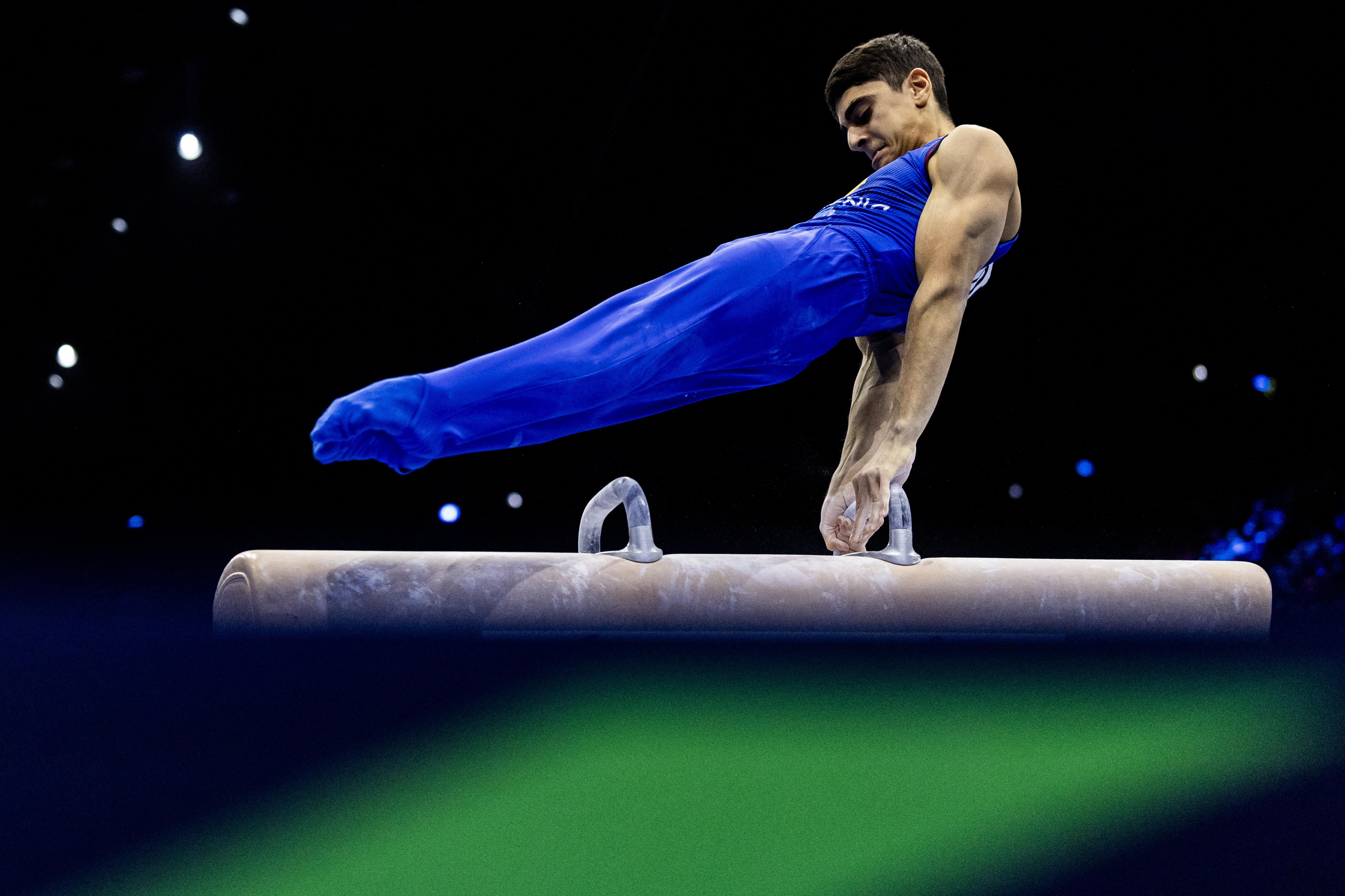 Hamlet Manukyan en acción en la prueba de caballo con arzones durante las finales por aparatos en el Campeonato Mundial de Gimnasia Artística celebrado en Róterdam, Países Bajos. Foto: EFE | EPA | Iris van Den Broek.