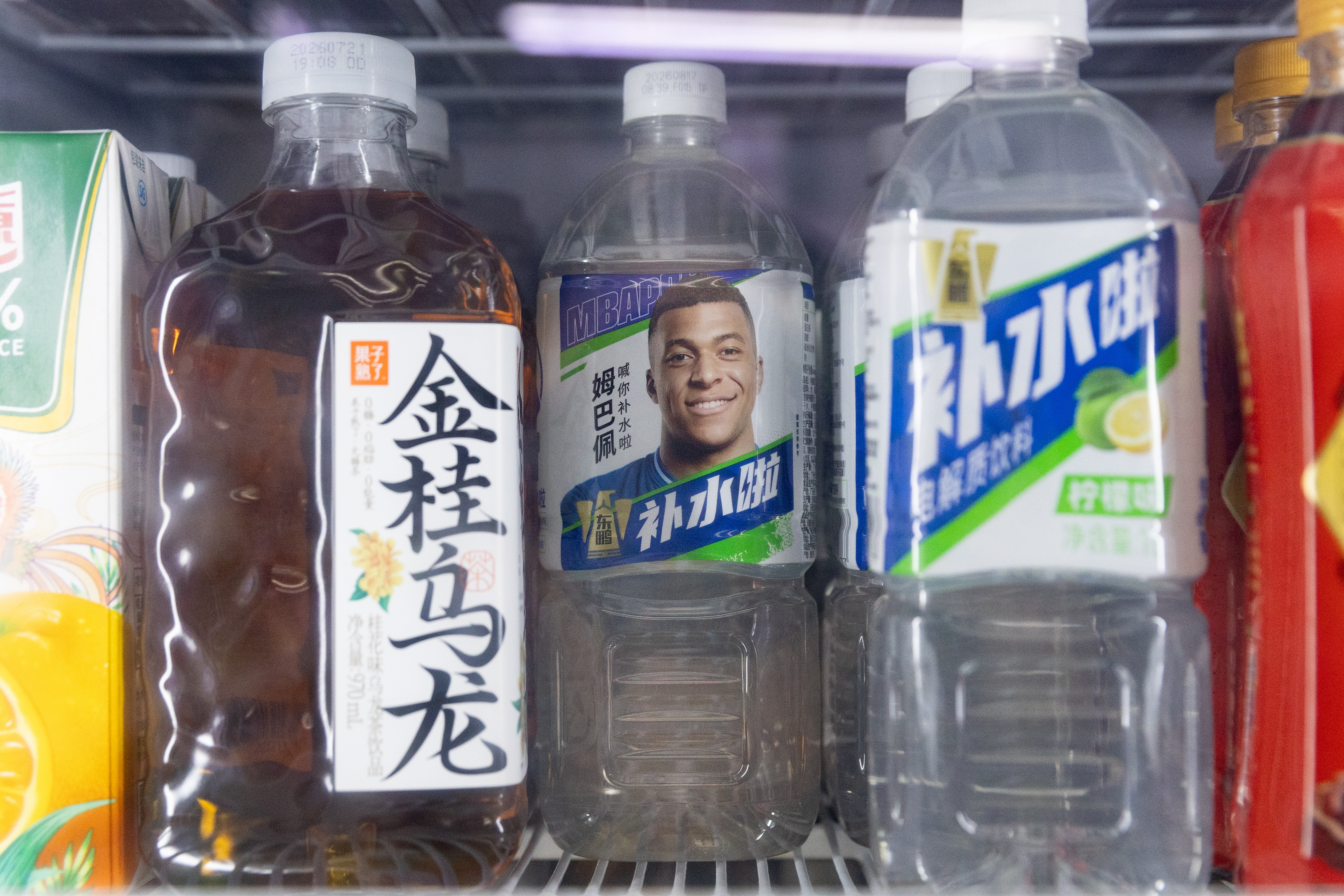 La imagen de Kylian Mbappé aparece en una bebida en una tienda de Pekín, China. Foto: EFE | EPA | Jessica Lee.