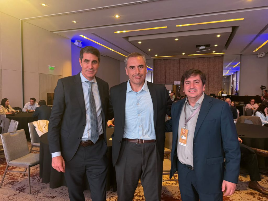 El presidente de OSSE, Tomás Amato, junto a Germán Sturzenegger, jefe de la División de Agua y Saneamiento del BID, y Pablo Ferreri, presidente de OSE, Uruguay.