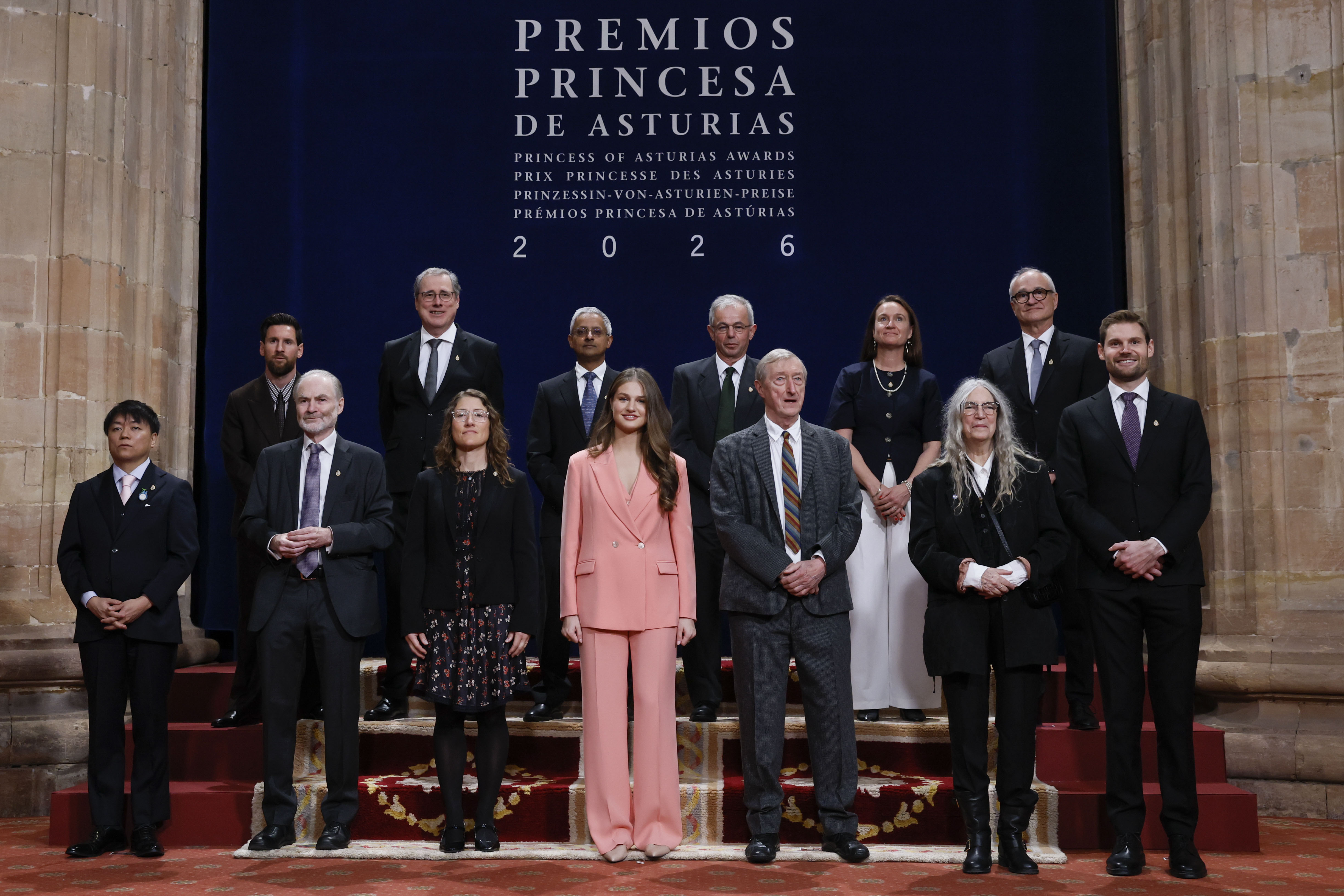 Leonor, princesa de Asturias, posó para la foto de familia durante la audiencia a los galardonados con los Premios Princesa de Asturias 2026 celebrada en el Hotel de la Reconquista de Oviedo. Foto: EFE | Ballesteros.