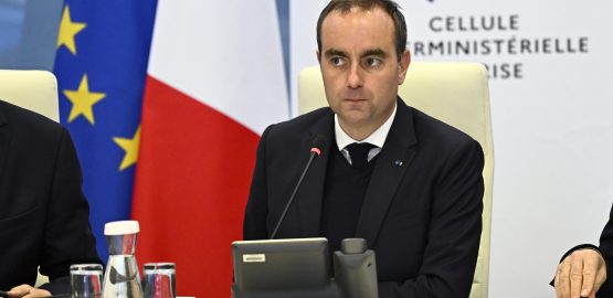 El primer ministro Lecornu descarta por ahora el estado de emergencia en Francia. Foto: EFE | EPA | Julien de Rosa.