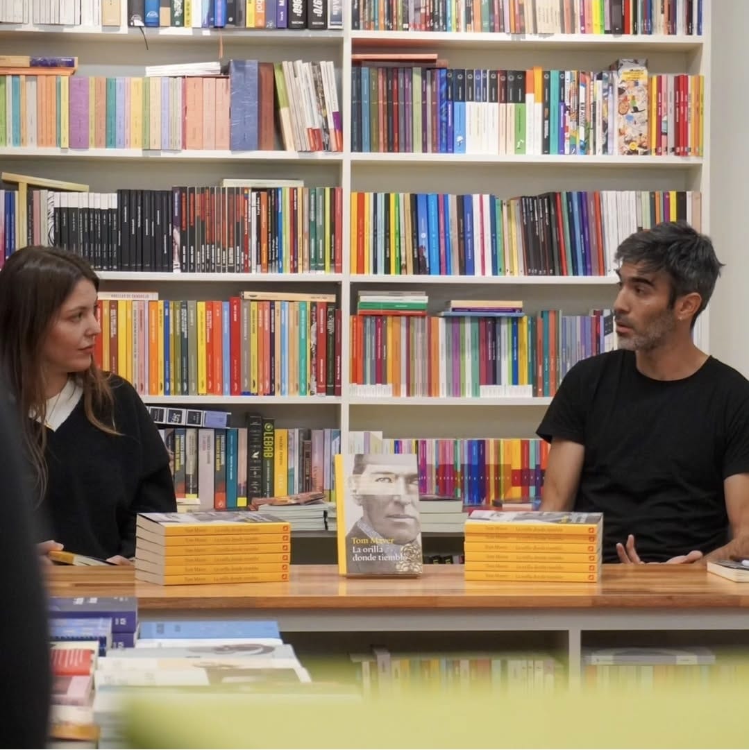 Tom Maver, junto a Catalina Méndez, presentando su novela en Fervor Libros.