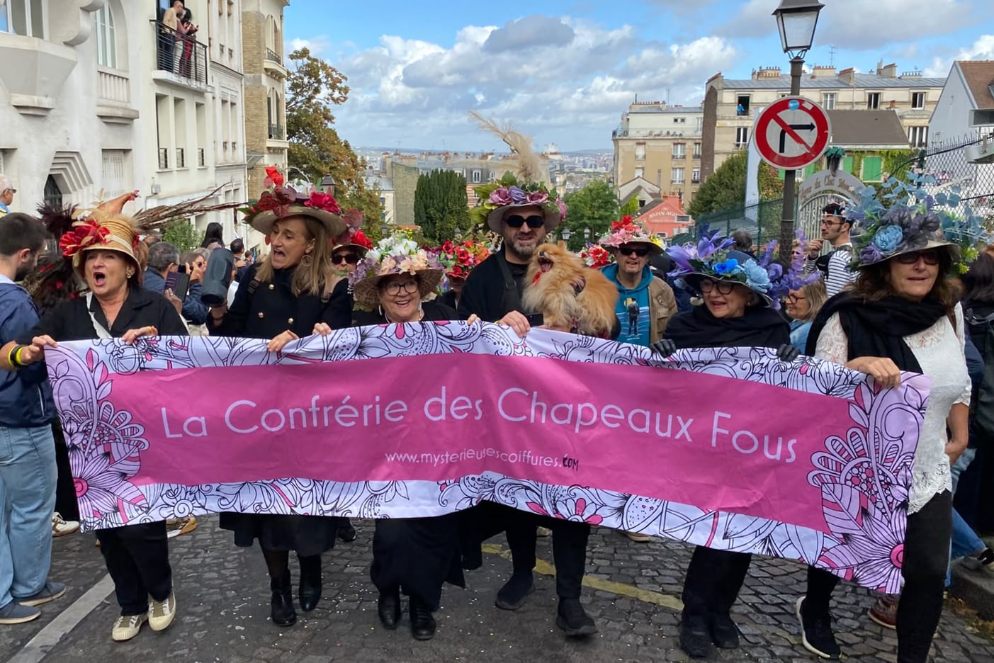 Un total de 69 cofradías participaron en el gran desfile de la 93 Fiesta de la Vendimia de Montmartre. Foto: EFE | Catalina Guerrero.