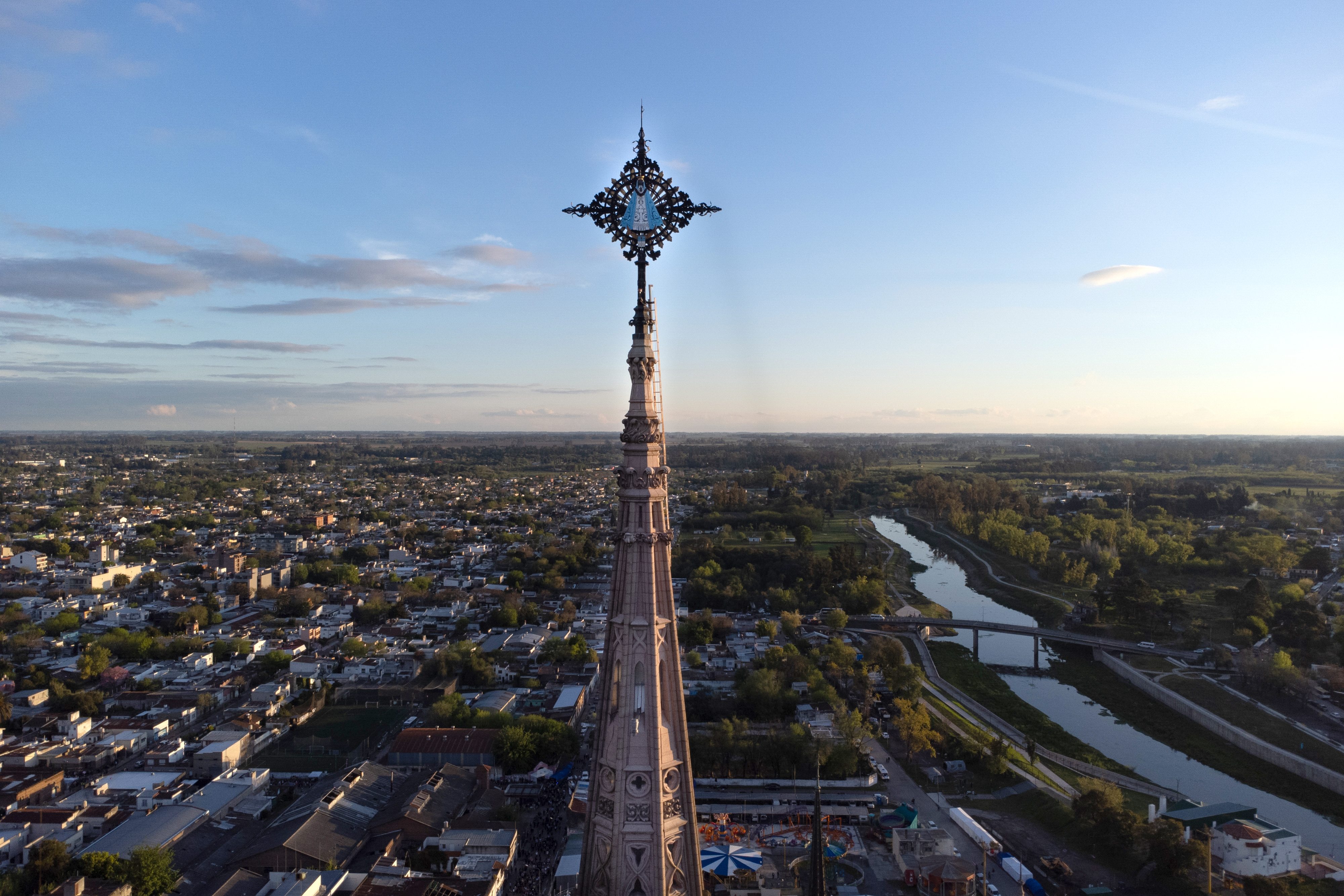 Imagen aérea que muestra la imagen de la Virgen de Luján en una de las torres de la basílica de Luján. Foto: EFE | STR.