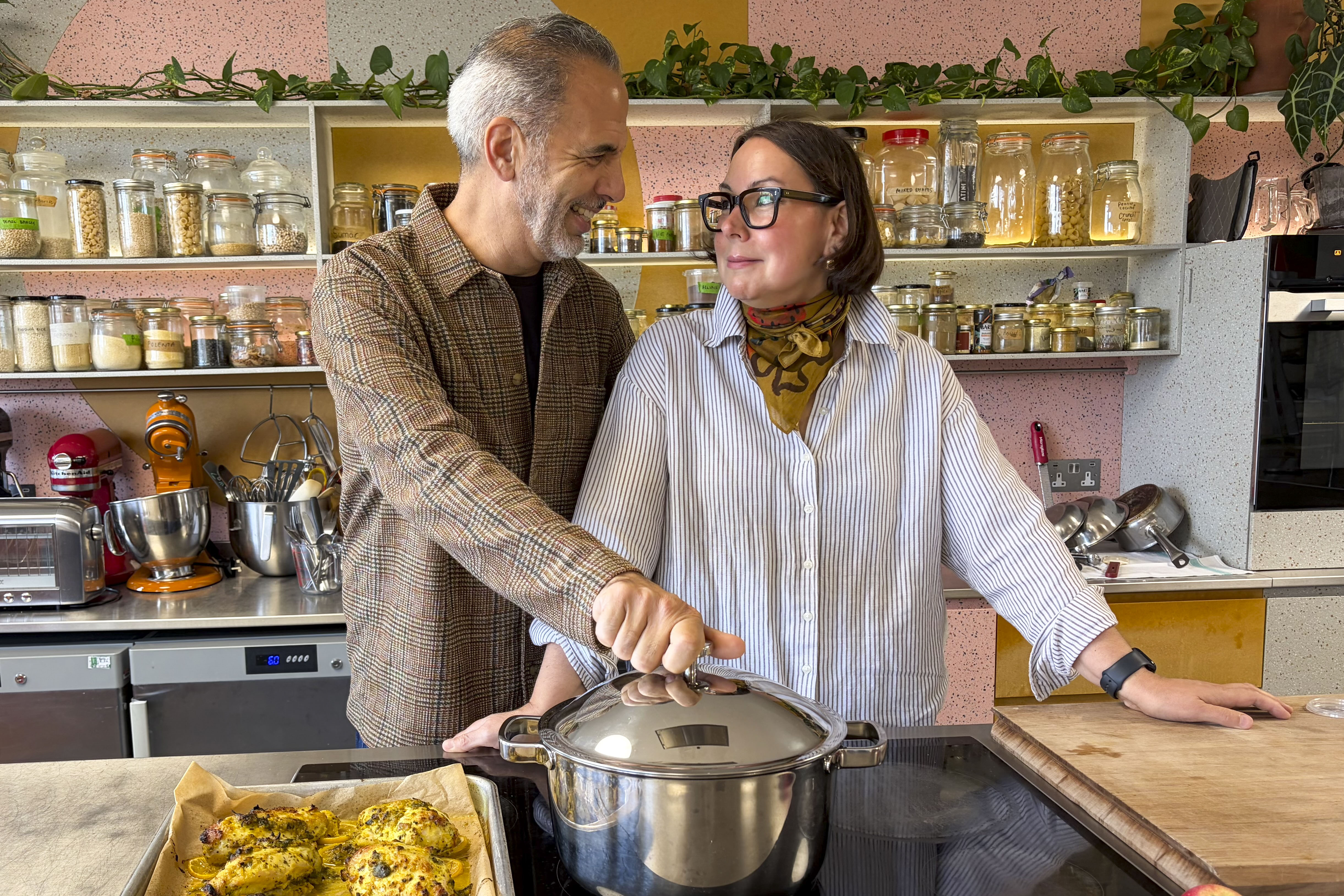 Yotam Ottolenghi, junto a Verena Lochmuller, una de sus colaboradoras habituales. Foto: EFE.