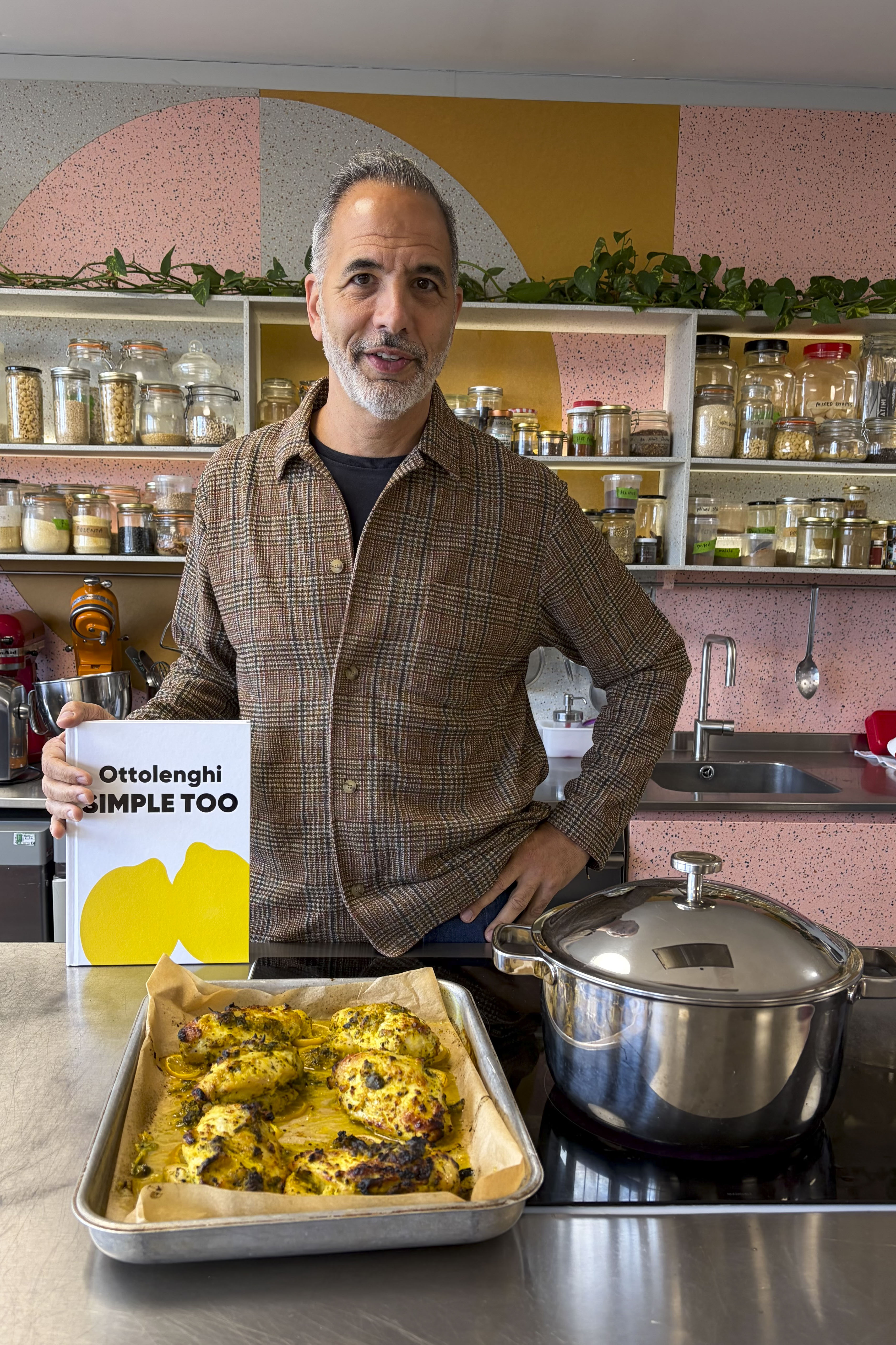 En 'Más Simple', Yotam Ottolenghi explora una cocina global con recetas accesibles. Foto: EFE.